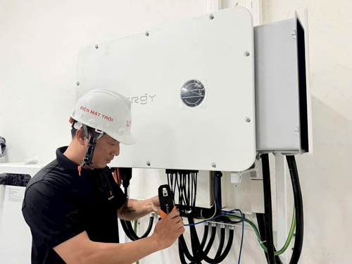 Lắp điện mặt trời k&egrave;m pin: Cần được hỗ trợ - Ảnh 1.