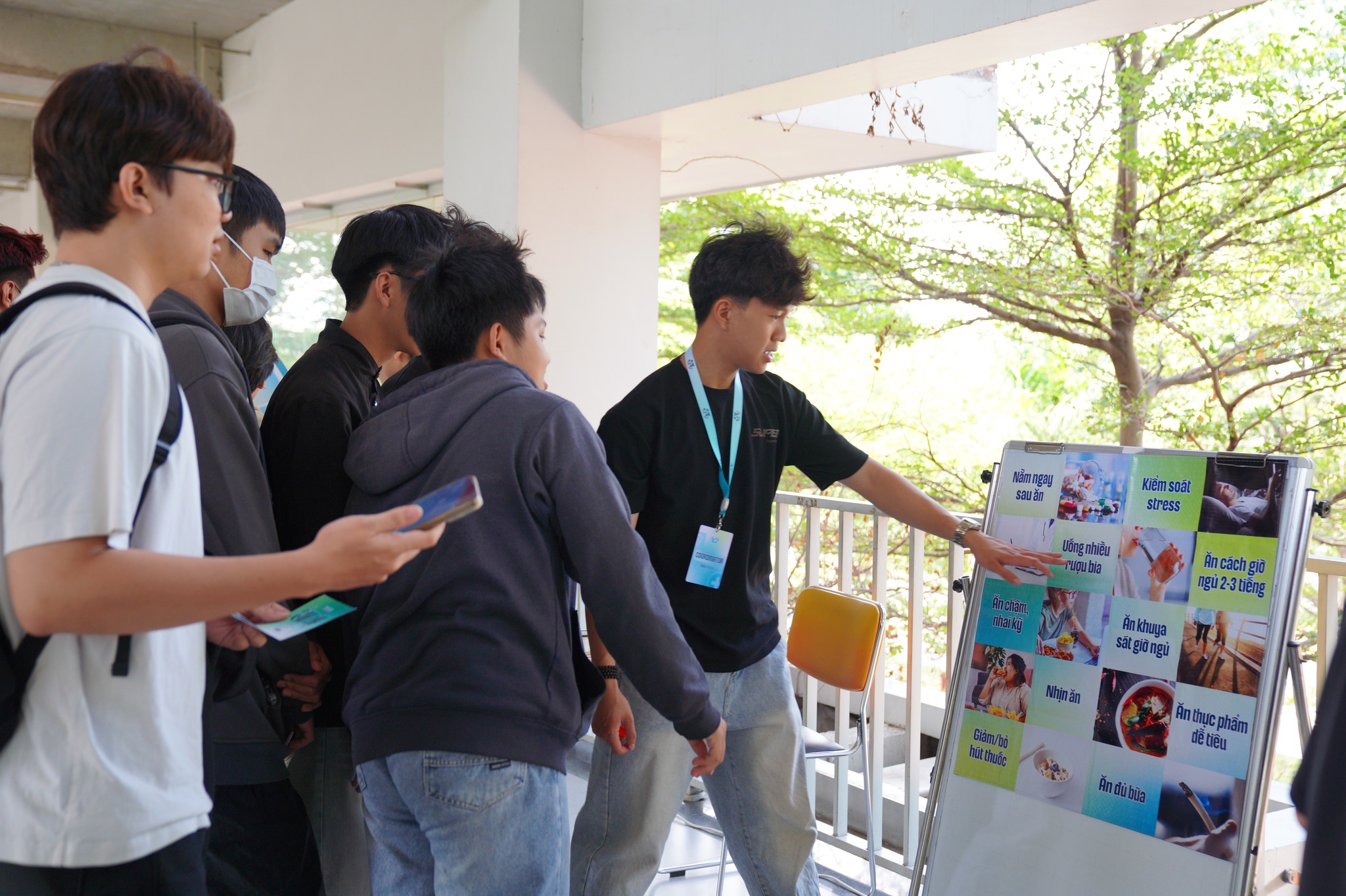 Người trẻ “trả giá” vì lối sống thiếu lành mạnh - Ảnh 2.