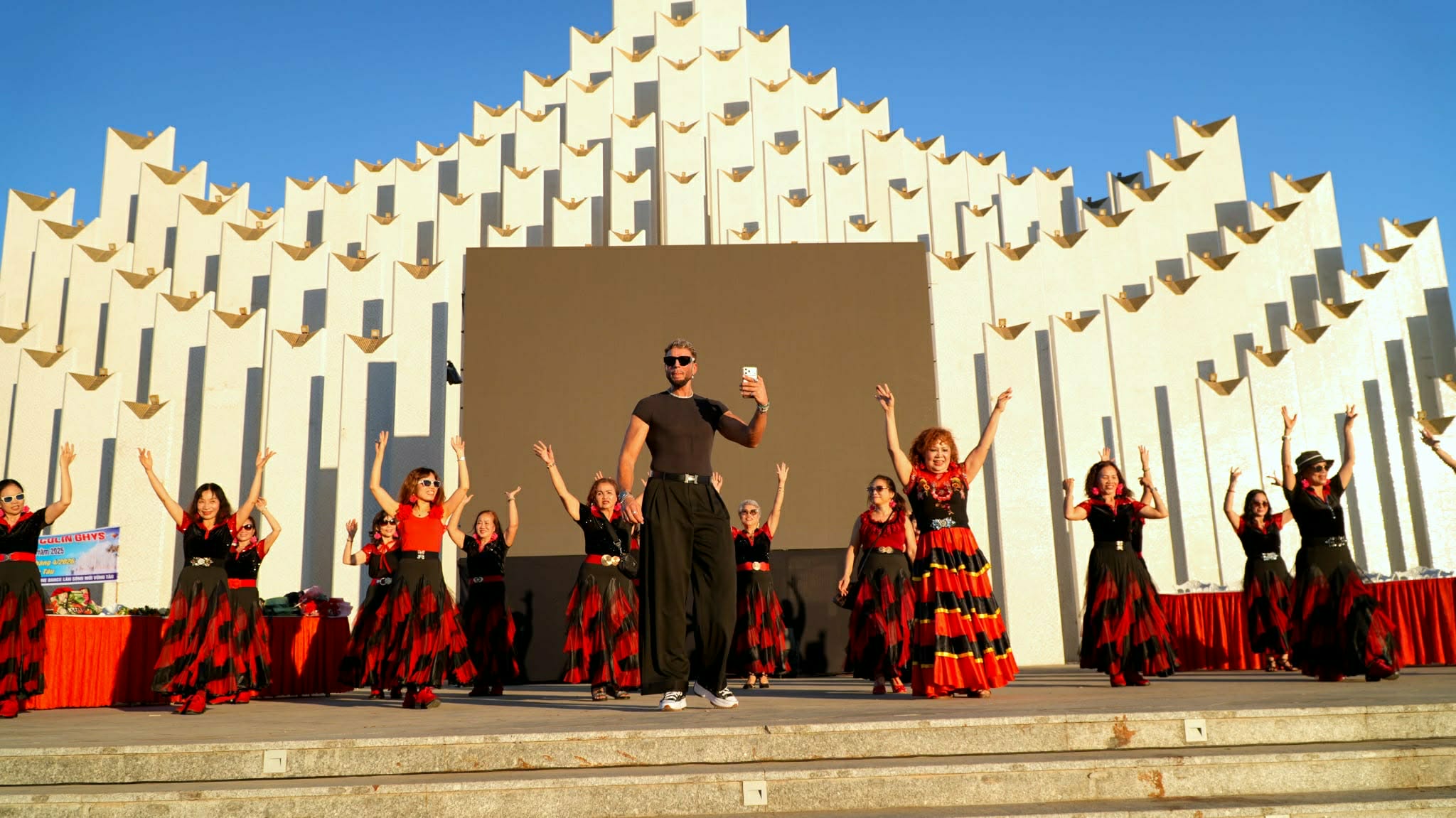 Hơn 500 người học m&uacute;a miễn ph&iacute; Line Dance tại Vũng T&agrave;u - Ảnh 1.