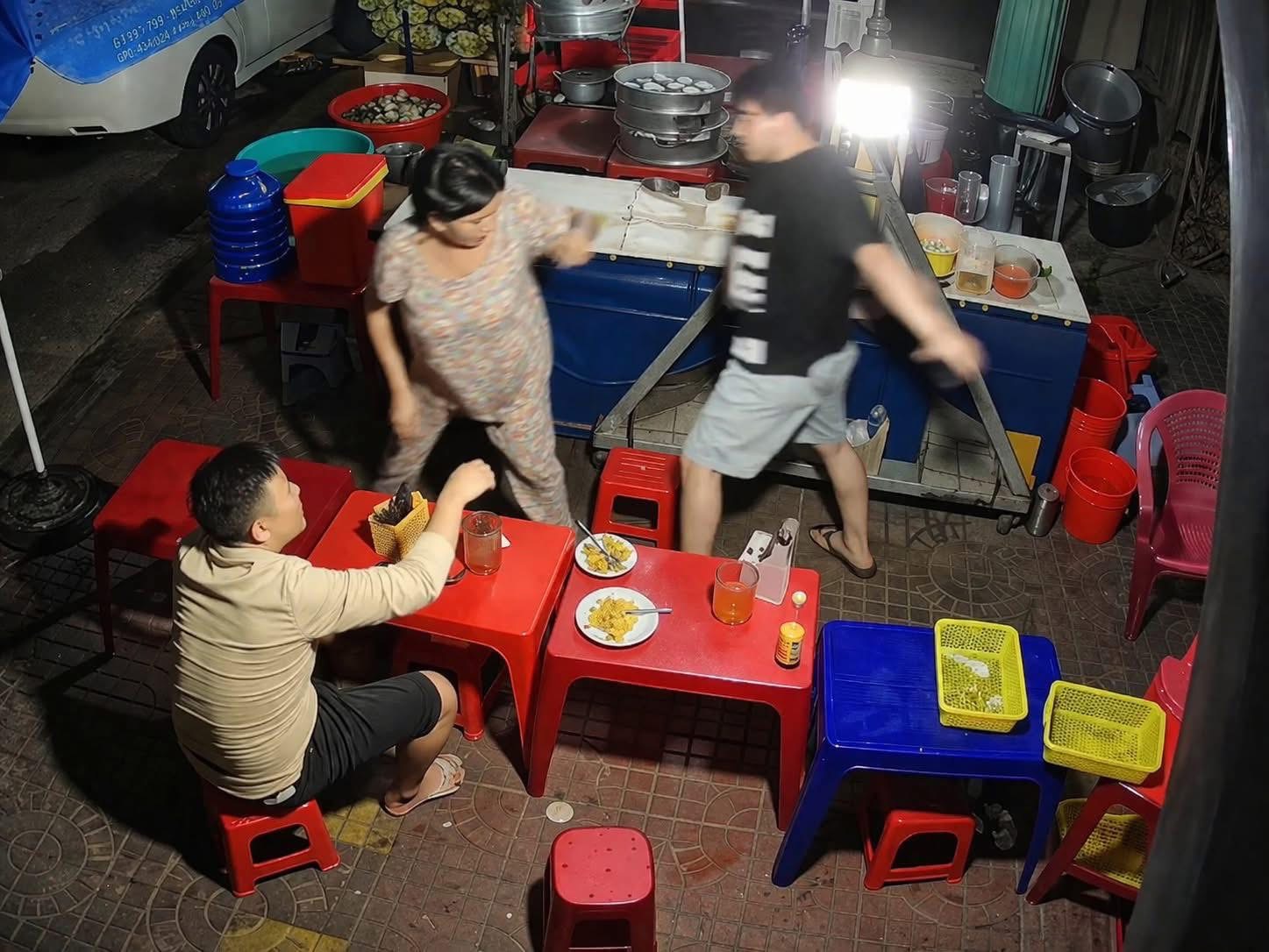 CLIP: Phẫn nộ cảnh thanh niên đánh cụ bà đang phục vụ tại quán ăn khuya - Ảnh 1.