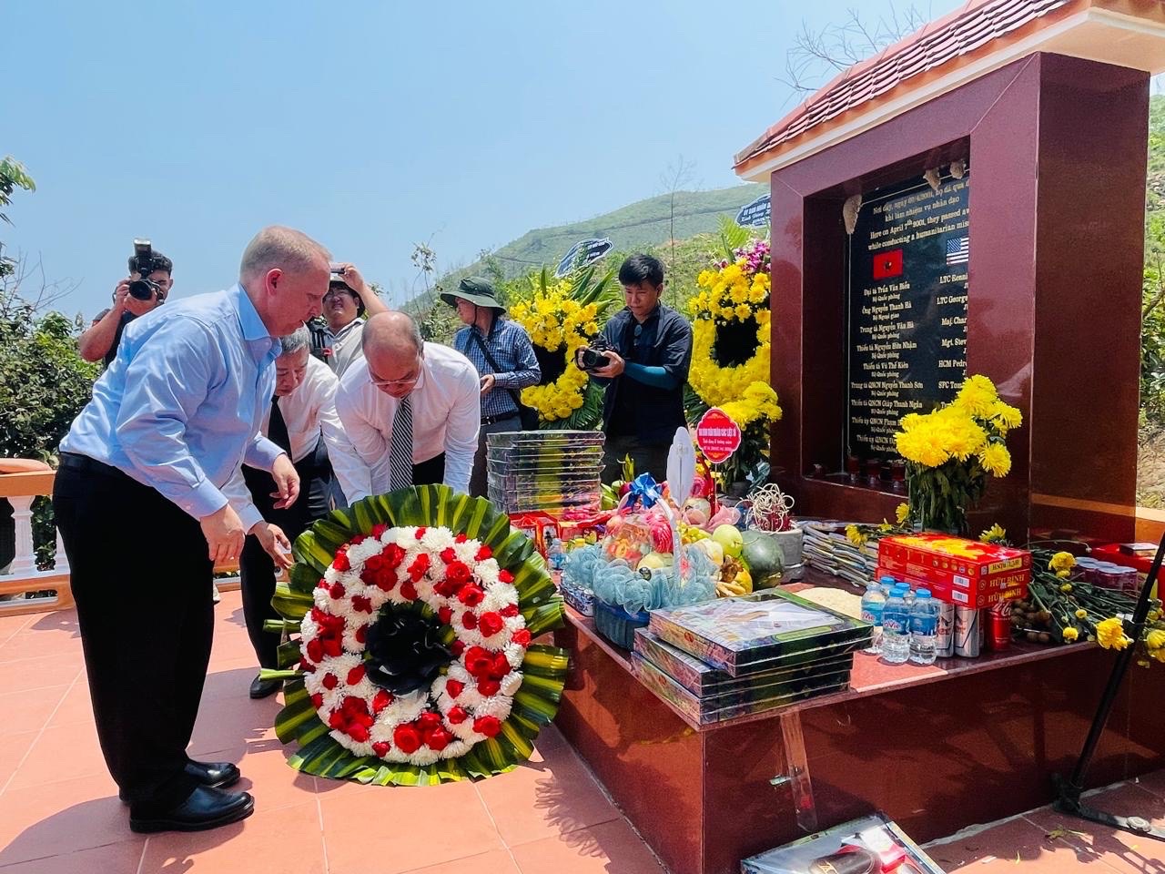 Tưởng niệm 25 năm tai nạn trực thăng l&agrave;m 16 người tử nạn khi t&igrave;m kiếm người Mỹ mất t&iacute;ch - Ảnh 2.