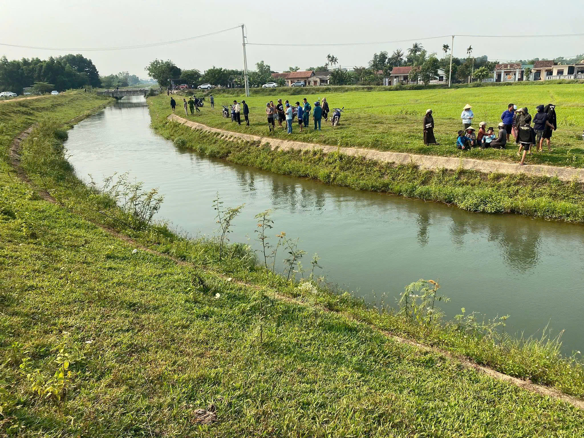 Xuống kênh thủy lợi để tắm, nam sinh lớp 8 đuối nước tử vong - Ảnh 1.