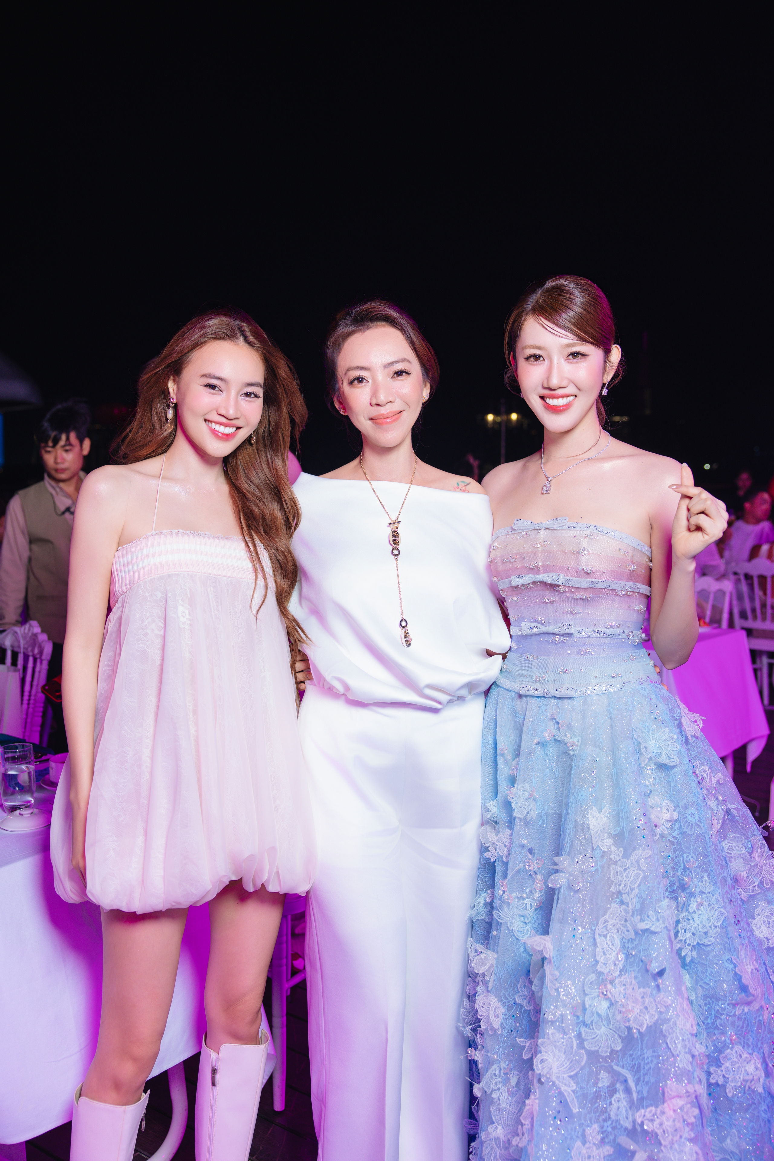 Thúy Ngân rực rỡ trên du thuyền - Ảnh 7.