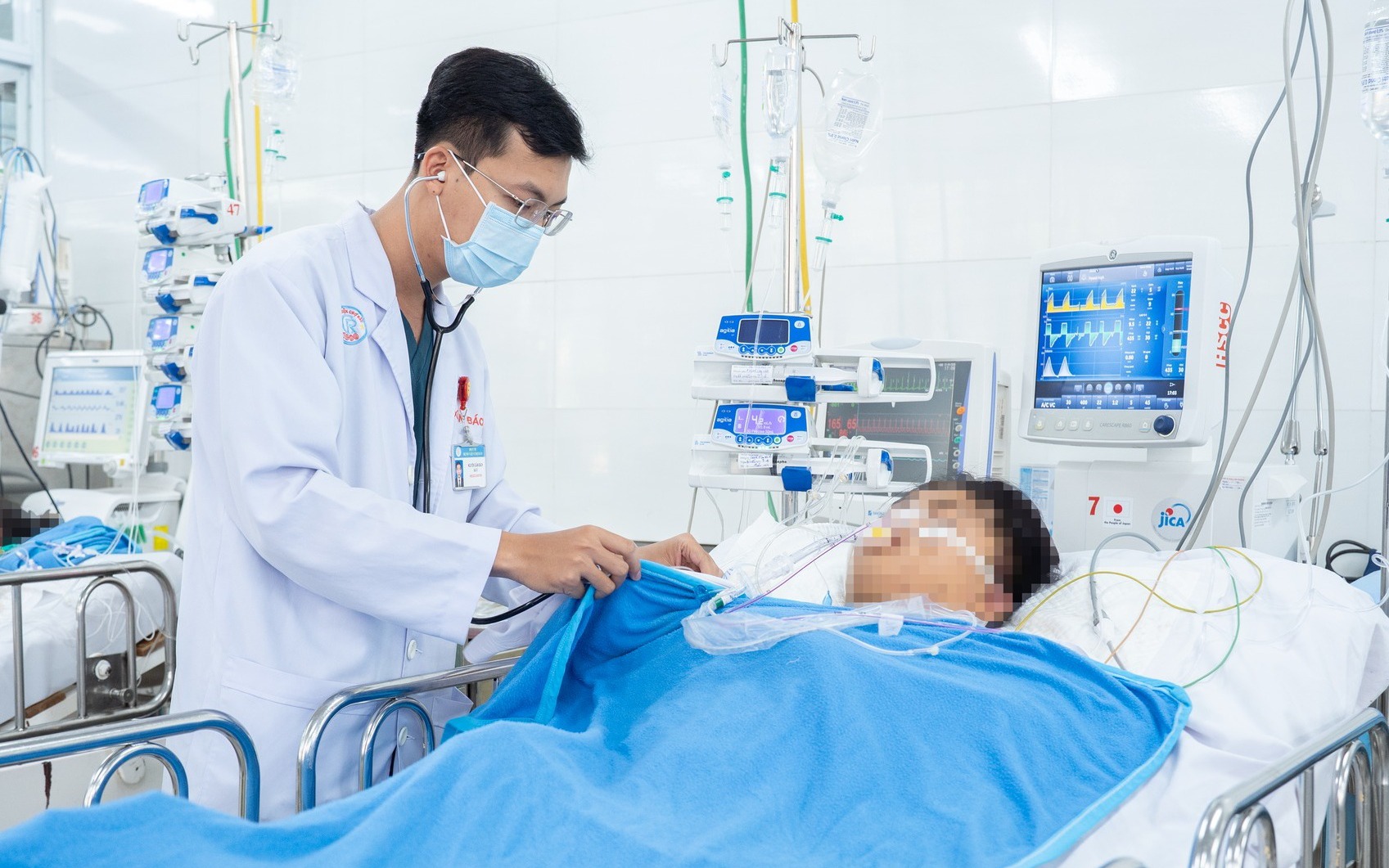 Bệnh viện Chợ Rẫy hội chẩn to&agrave;n viện cứu nạn nh&acirc;n đa chấn thương nặng - Ảnh 2.