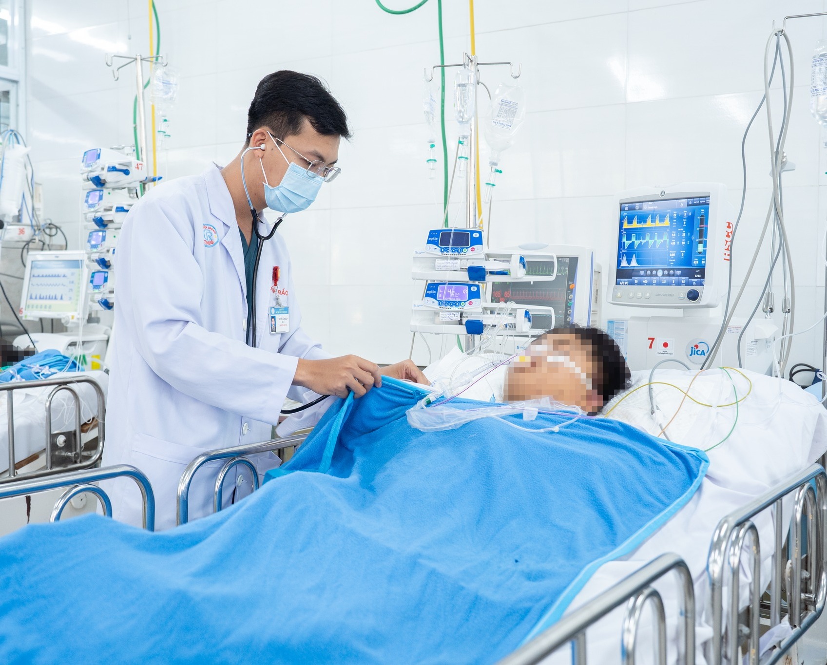 Bác sĩ xuyên đêm cấp cứu nạn nhân vụ tai nạn xe khách lao xuống vực - Ảnh 1.