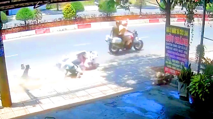 Công an tỉnh Đồng Nai thông tin về clip phản ánh ‘CSGT chạy xe mô tô cầm gậy đuổi theo đánh người’ - Ảnh 2. Công an tỉnh Đồng Nai thông tin về clip phản ánh ‘CSGT chạy xe mô tô cầm gậy đuổi theo đánh người’ - Ảnh 2.