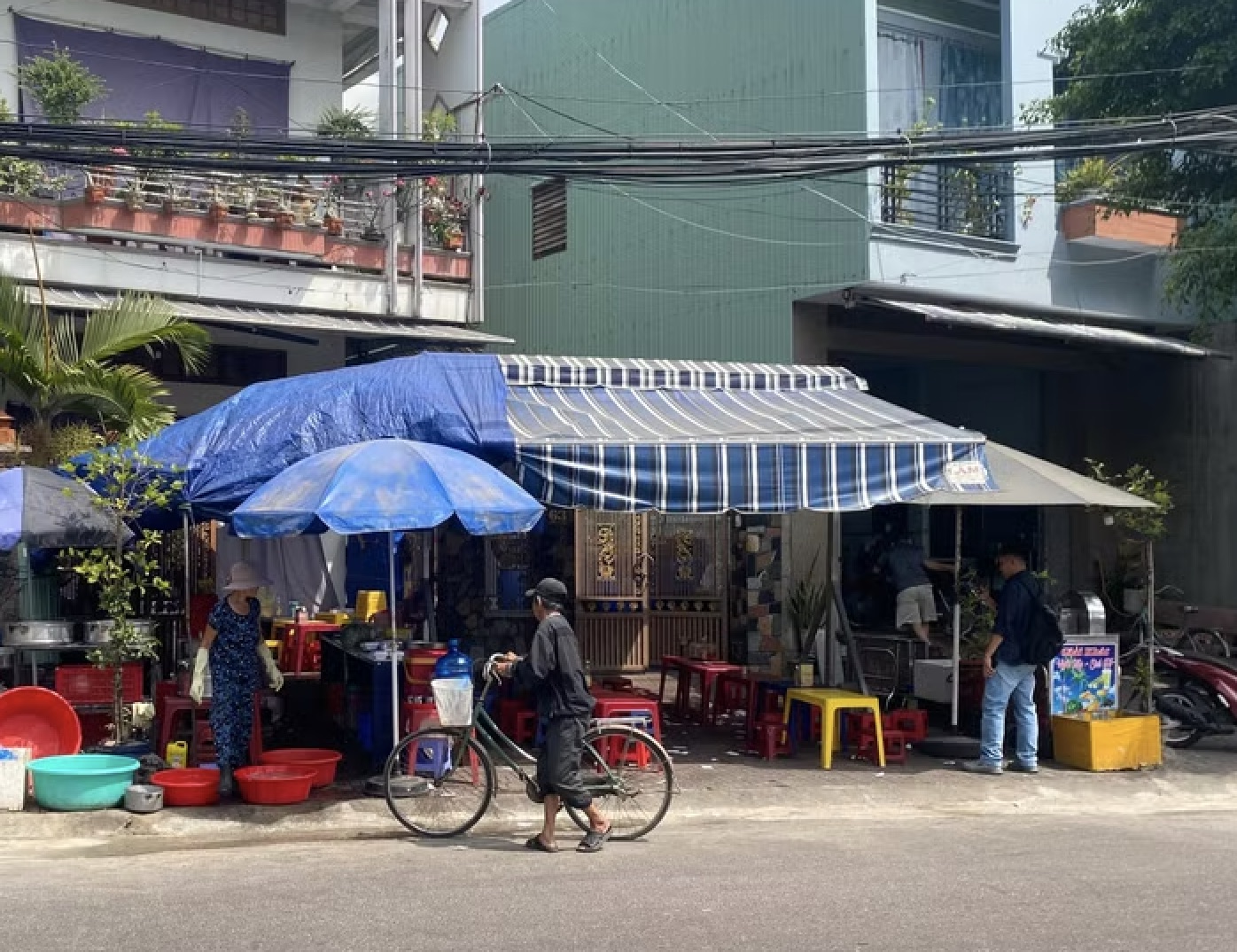 Diễn biến mới vụ đánh phụ nữ lớn tuổi trong quán ăn khuya ở Gia Lai - Ảnh 3. Diễn biến mới vụ đánh phụ nữ lớn tuổi trong quán ăn khuya ở Gia Lai - Ảnh 3.