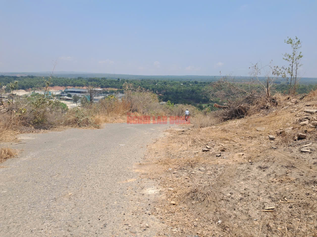 Vụ tai nạn tại Tà Zôn: Xe tải tuột dốc, trôi hơn 200 m trước khi lao xuống vực khiến 3 người tử vong - Ảnh 2.