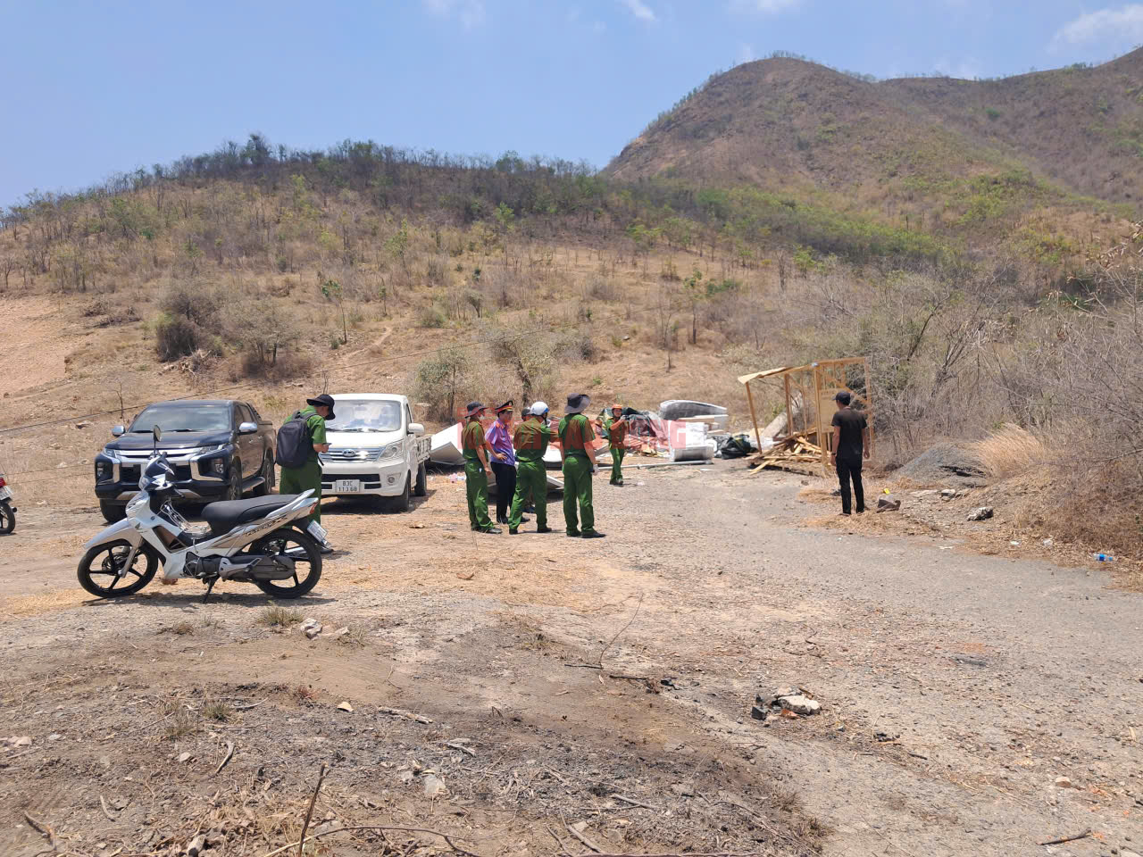 Vụ tai nạn tại Tà Zôn: Xe tải tuột dốc, trôi hơn 200 m trước khi lao xuống vực khiến 3 người tử vong - Ảnh 1.