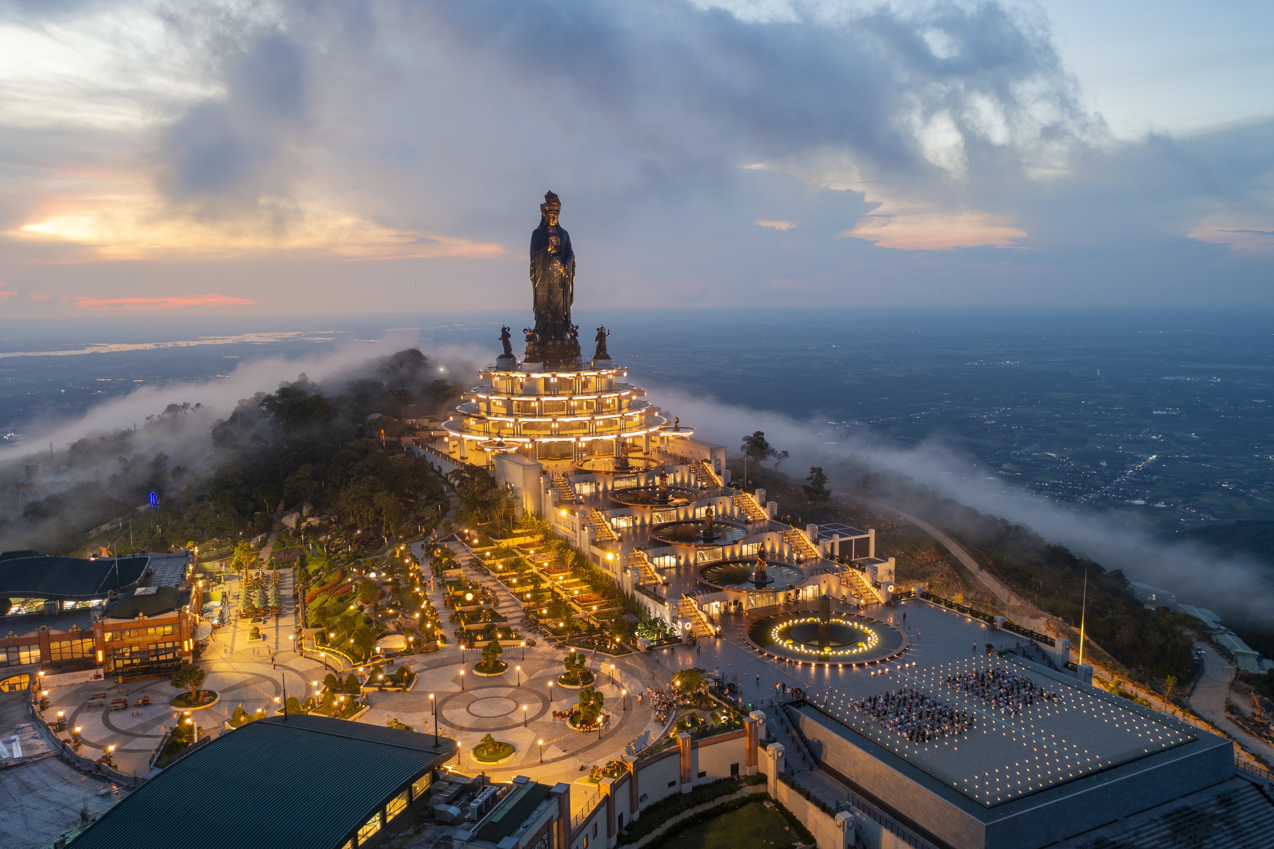 Khoảnh khắc hiếm c&oacute;: Mặt Trời "&ocirc;m trọn" tượng Phật B&agrave; tr&ecirc;n n&uacute;i B&agrave; Đen - Ảnh 12.