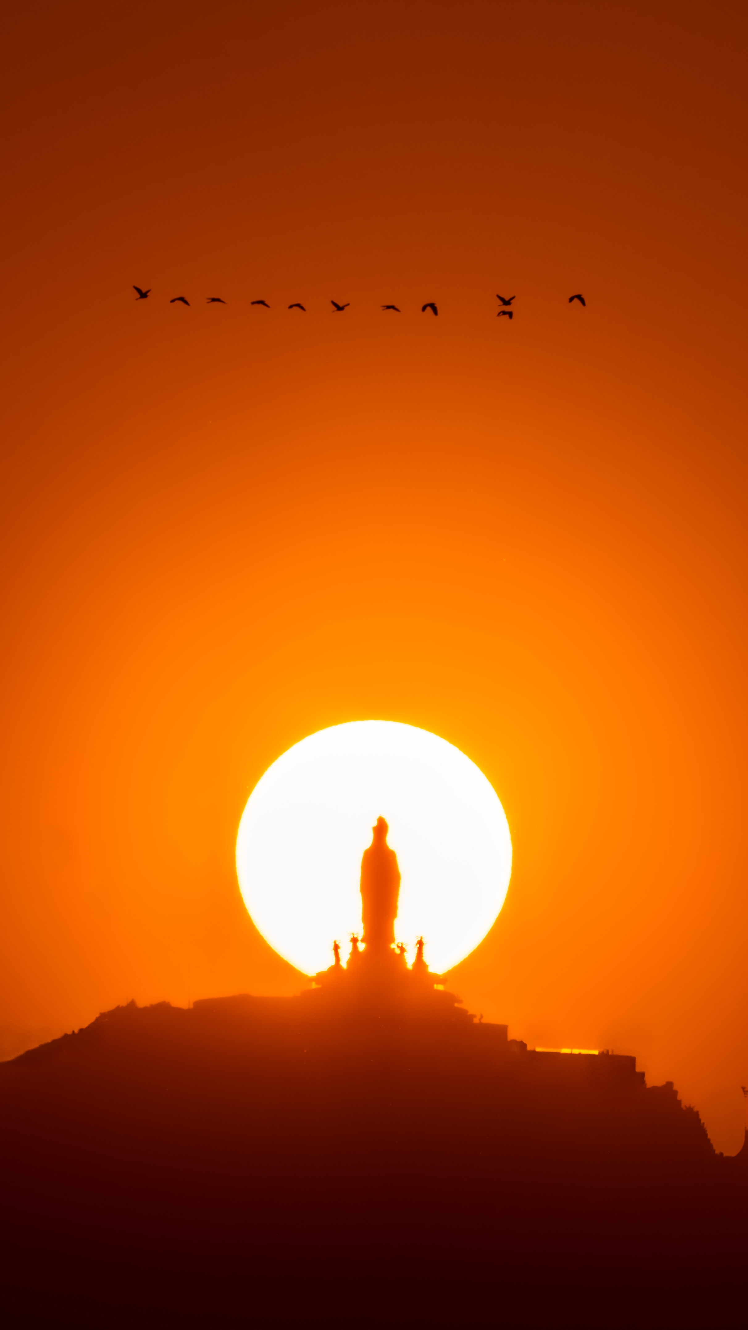 Khoảnh khắc hiếm c&oacute;: Mặt Trời "&ocirc;m trọn" tượng Phật B&agrave; tr&ecirc;n n&uacute;i B&agrave; Đen - Ảnh 3.