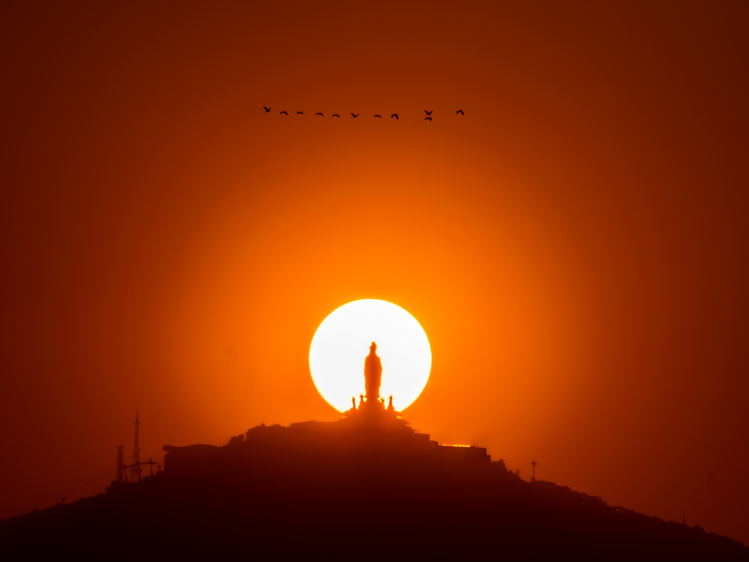 Khoảnh khắc hiếm c&oacute;: Mặt Trời "&ocirc;m trọn" tượng Phật B&agrave; tr&ecirc;n n&uacute;i B&agrave; Đen - Ảnh 1.