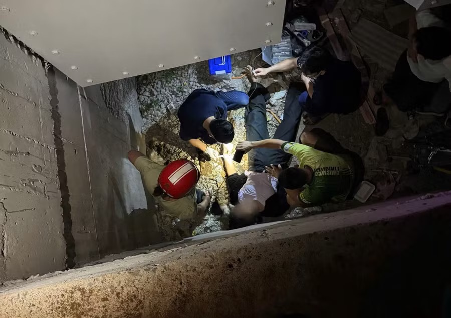 Hy hữu: Mải mê livestream, nữ du khách ngã xuống chân cầu Biển Hồ - Ảnh 1.