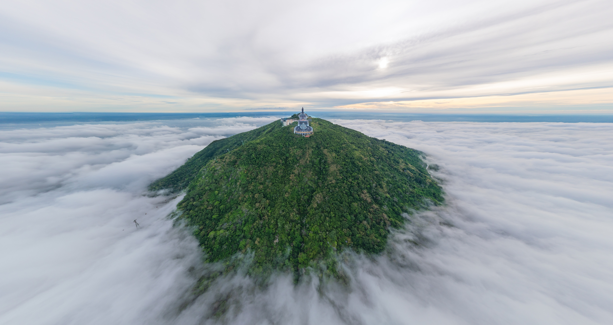 Khoảnh khắc hiếm c&oacute;: Mặt Trời "&ocirc;m trọn" tượng Phật B&agrave; tr&ecirc;n n&uacute;i B&agrave; Đen - Ảnh 9.