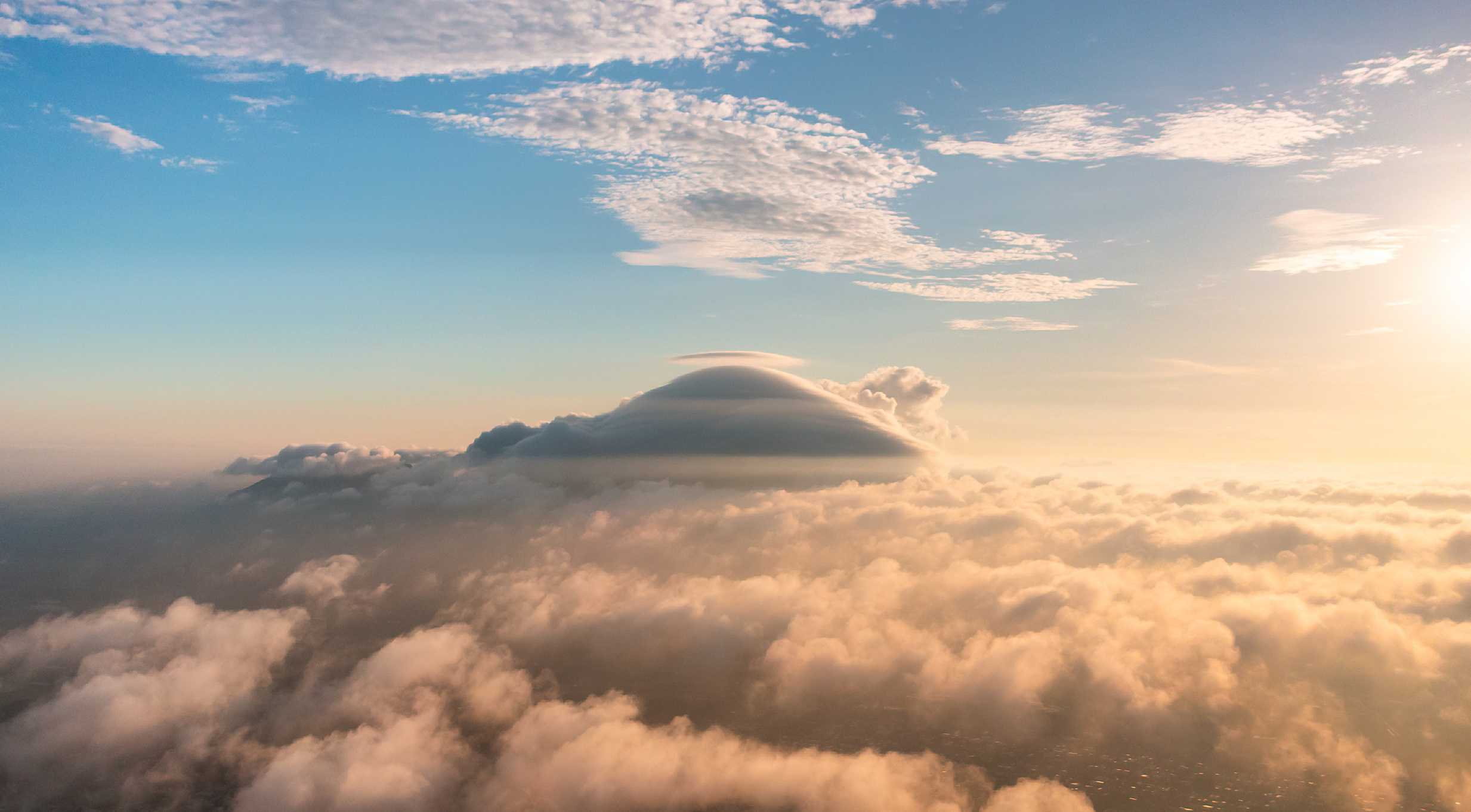 Khoảnh khắc hiếm c&oacute;: Mặt Trời "&ocirc;m trọn" tượng Phật B&agrave; tr&ecirc;n n&uacute;i B&agrave; Đen - Ảnh 7.