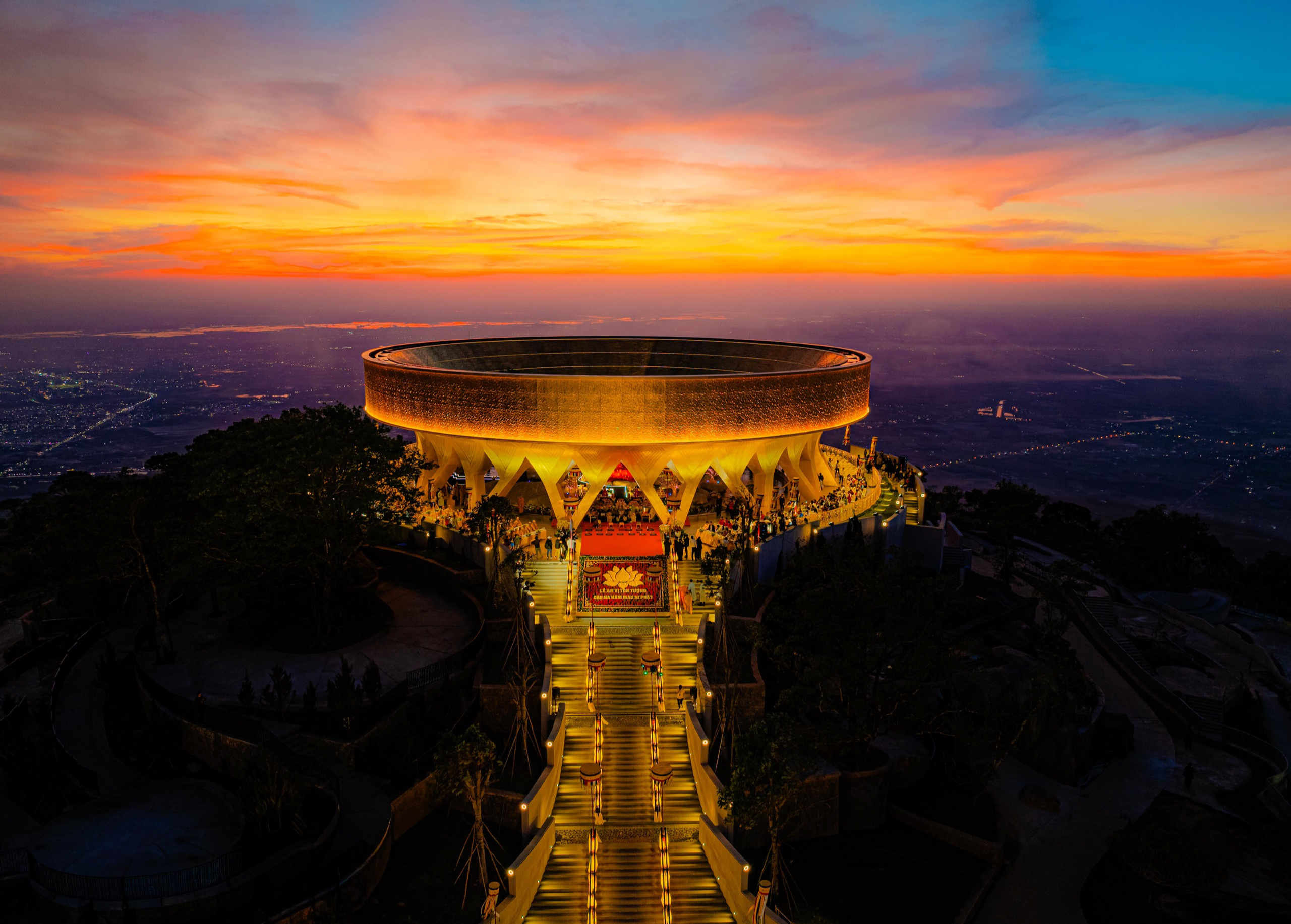 Khoảnh khắc hiếm c&oacute;: Mặt Trời "&ocirc;m trọn" tượng Phật B&agrave; tr&ecirc;n n&uacute;i B&agrave; Đen - Ảnh 8.