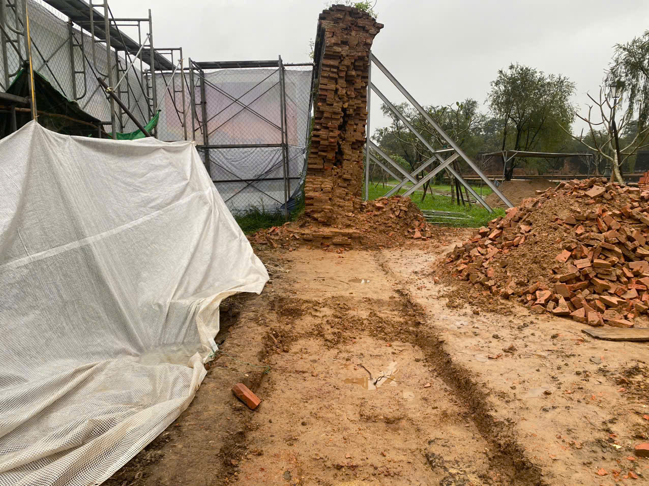 Việc dọn dẹp đã được triển khai để thực hiện tu bổ đoạn tường Hoàng thành bị sập.