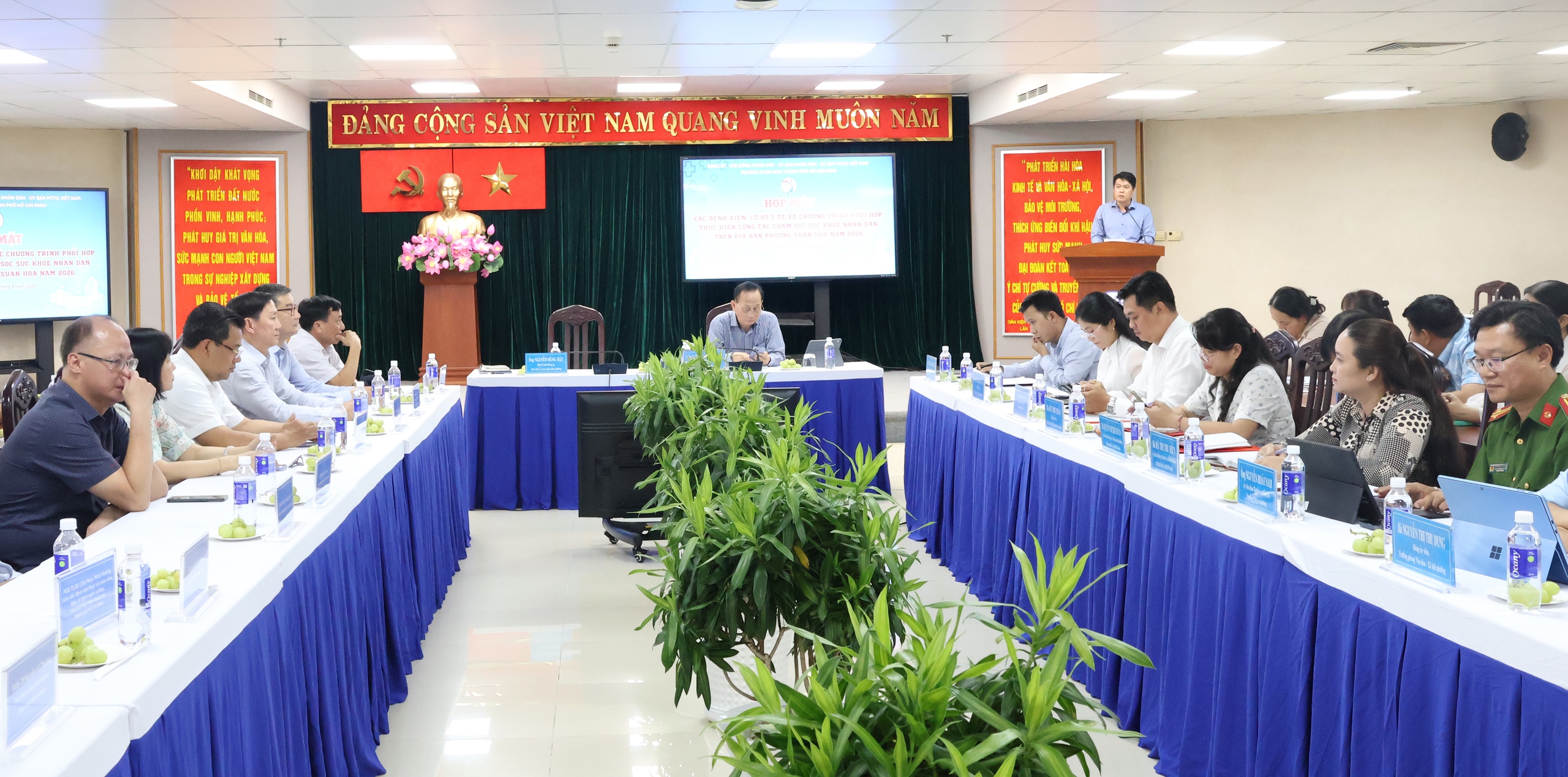 TPHCM: Người d&acirc;n phường Xu&acirc;n H&ograve;a được chăm s&oacute;c sức khỏe tận nh&agrave;, lập hồ sơ điện tử - Ảnh 1.