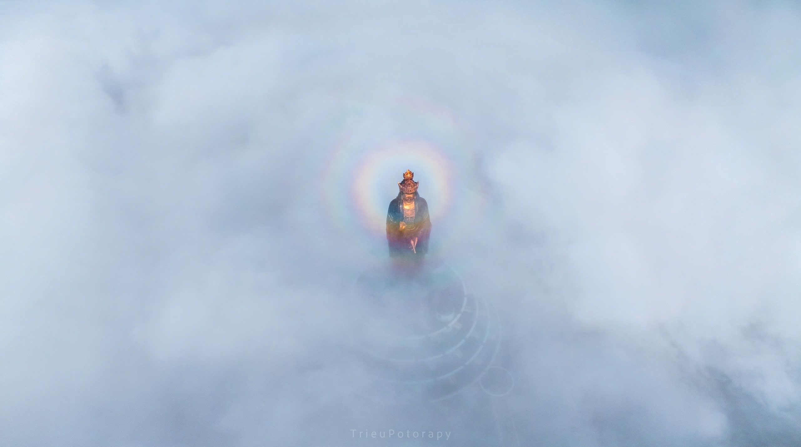 Khoảnh khắc hiếm c&oacute;: Mặt Trời "&ocirc;m trọn" tượng Phật B&agrave; tr&ecirc;n n&uacute;i B&agrave; Đen - Ảnh 6.