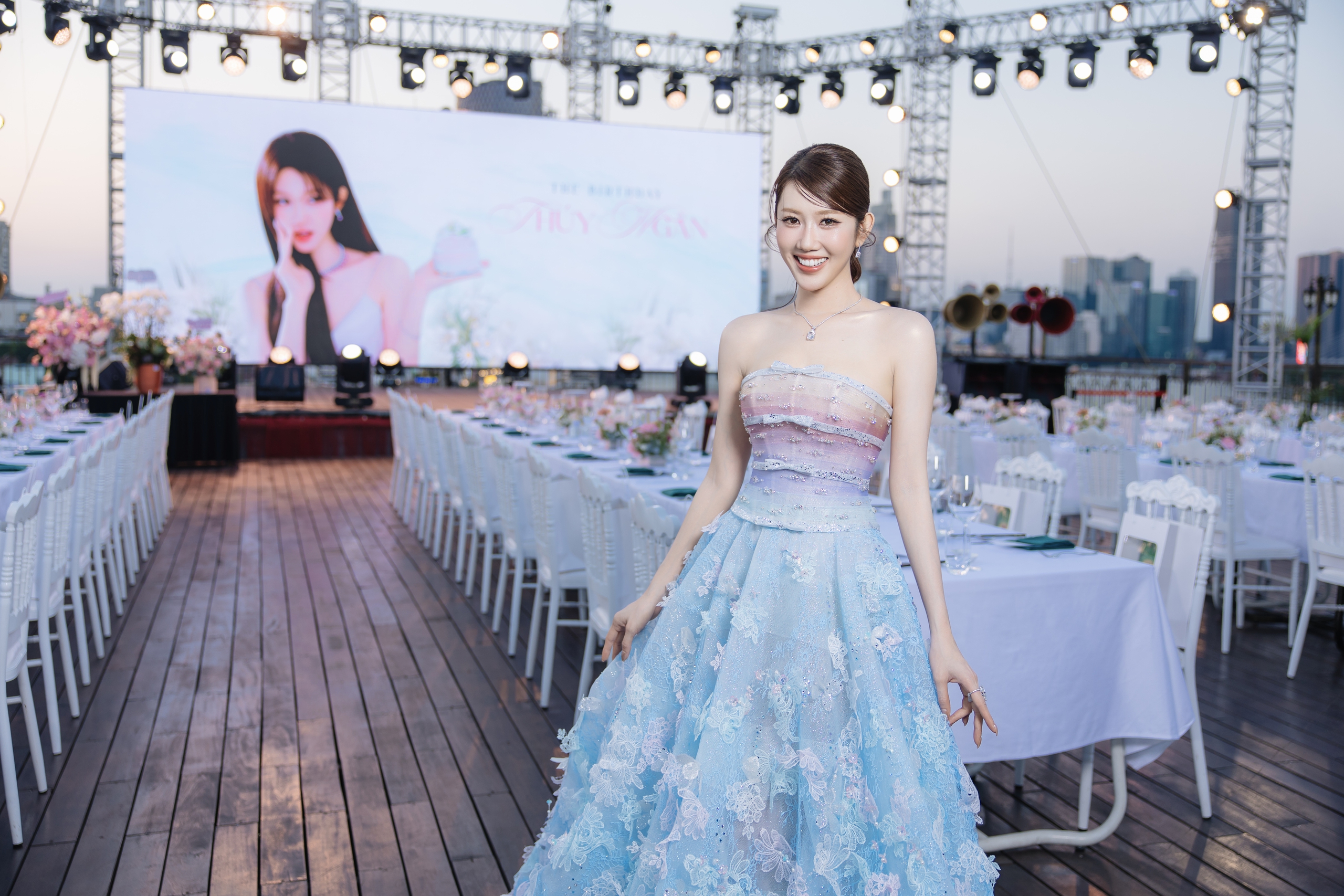 Thúy Ngân rực rỡ trên du thuyền - Ảnh 6.