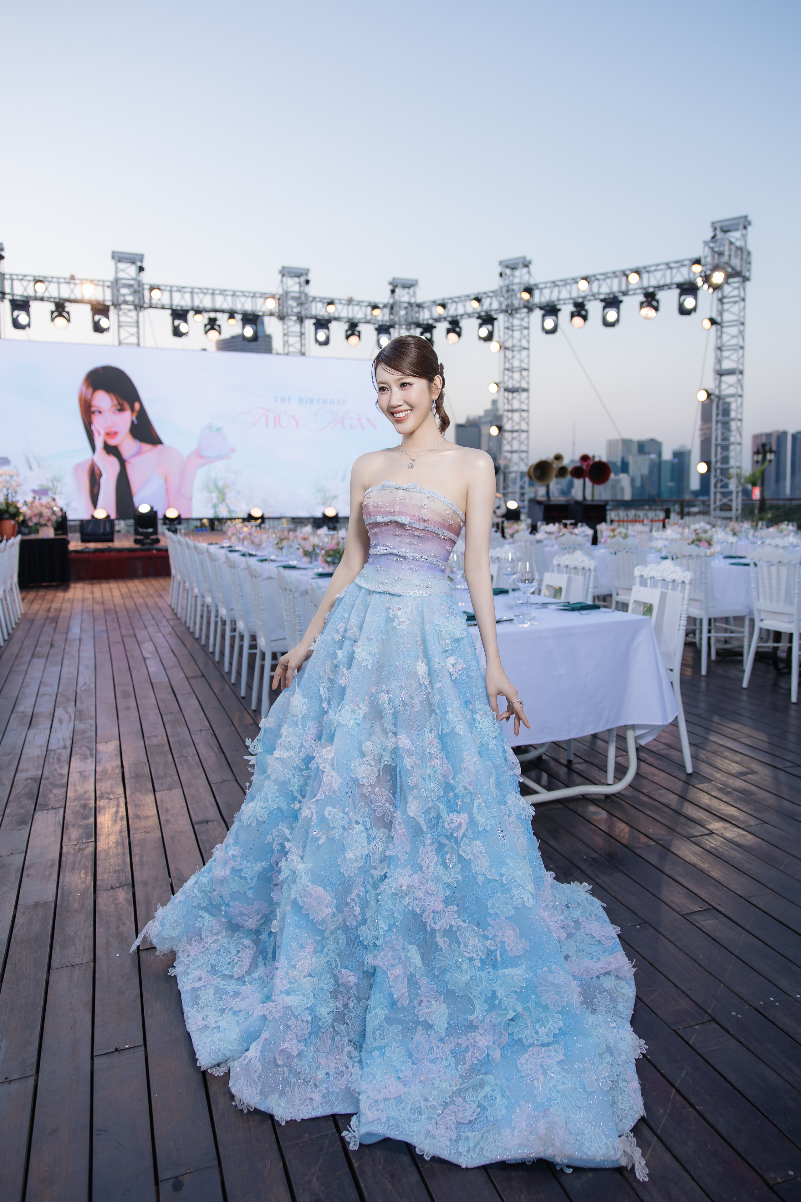 Thúy Ngân rực rỡ trên du thuyền - Ảnh 4.