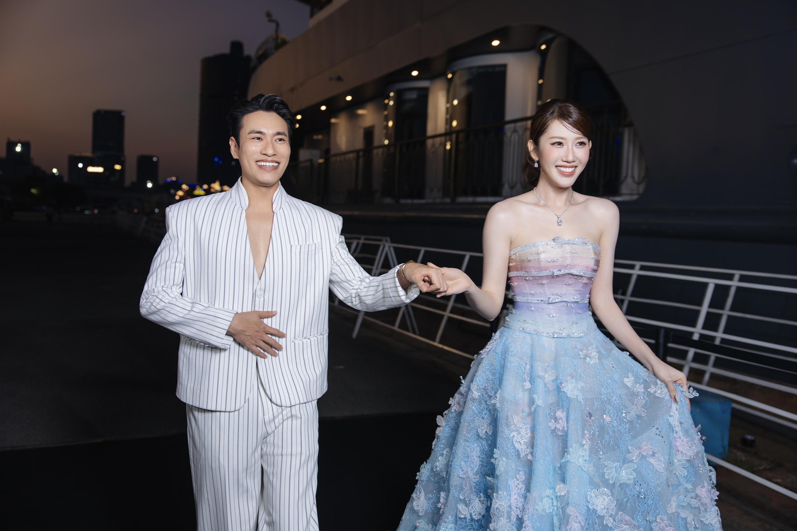 Thúy Ngân rực rỡ trên du thuyền - Ảnh 5.