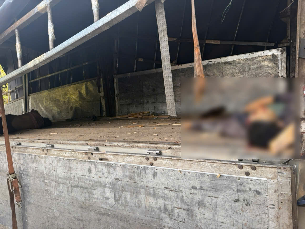 Vụ tai nạn tại Tà Zôn: Xe tải tuột dốc, trôi hơn 200 m trước khi lao xuống vực khiến 3 người tử vong - Ảnh 5.