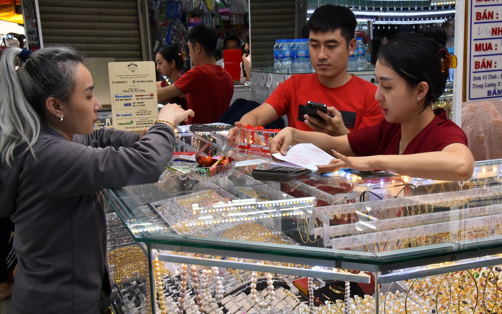 Gi&aacute; v&agrave;ng h&ocirc;m nay 9 - 4 giảm mạnh 4 , 5 triệu đồng theo gi&aacute; thế giới - Ảnh 1.