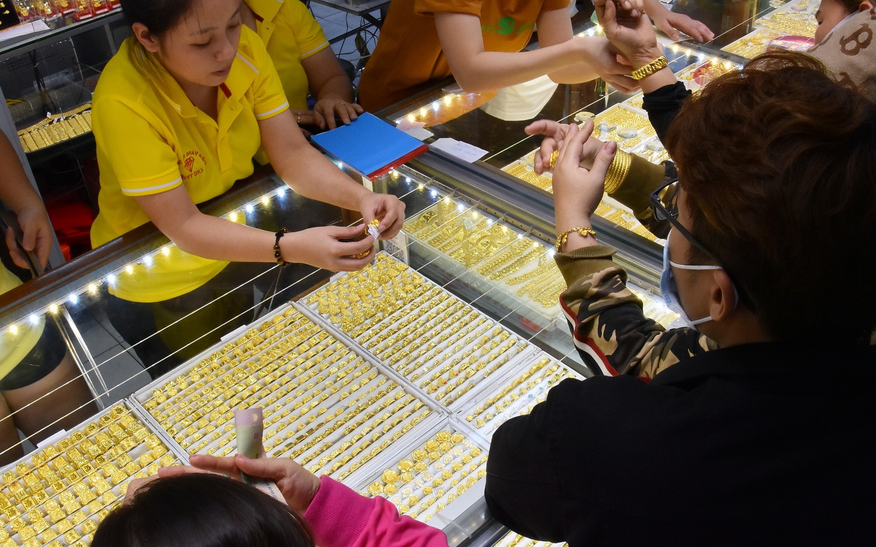 Cuối ng&agrave;y 8-4, gi&aacute; v&agrave;ng nhẫn tại SJC, Bảo T&iacute;n Minh Ch&acirc;u, Mi Hồng rớt h&agrave;ng triệu đồng - Ảnh 1.