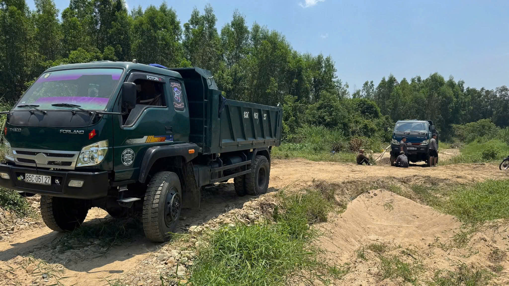 Khánh Hòa:“Cát tặc” hoạt động giữa trưa, dựng bè hút cát, bố trí người cảnh giới - Ảnh 2.