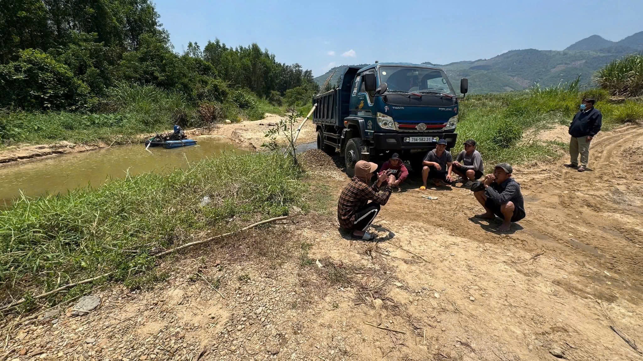 Khánh Hòa:“Cát tặc” hoạt động giữa trưa, dựng bè hút cát, bố trí người cảnh giới - Ảnh 4.