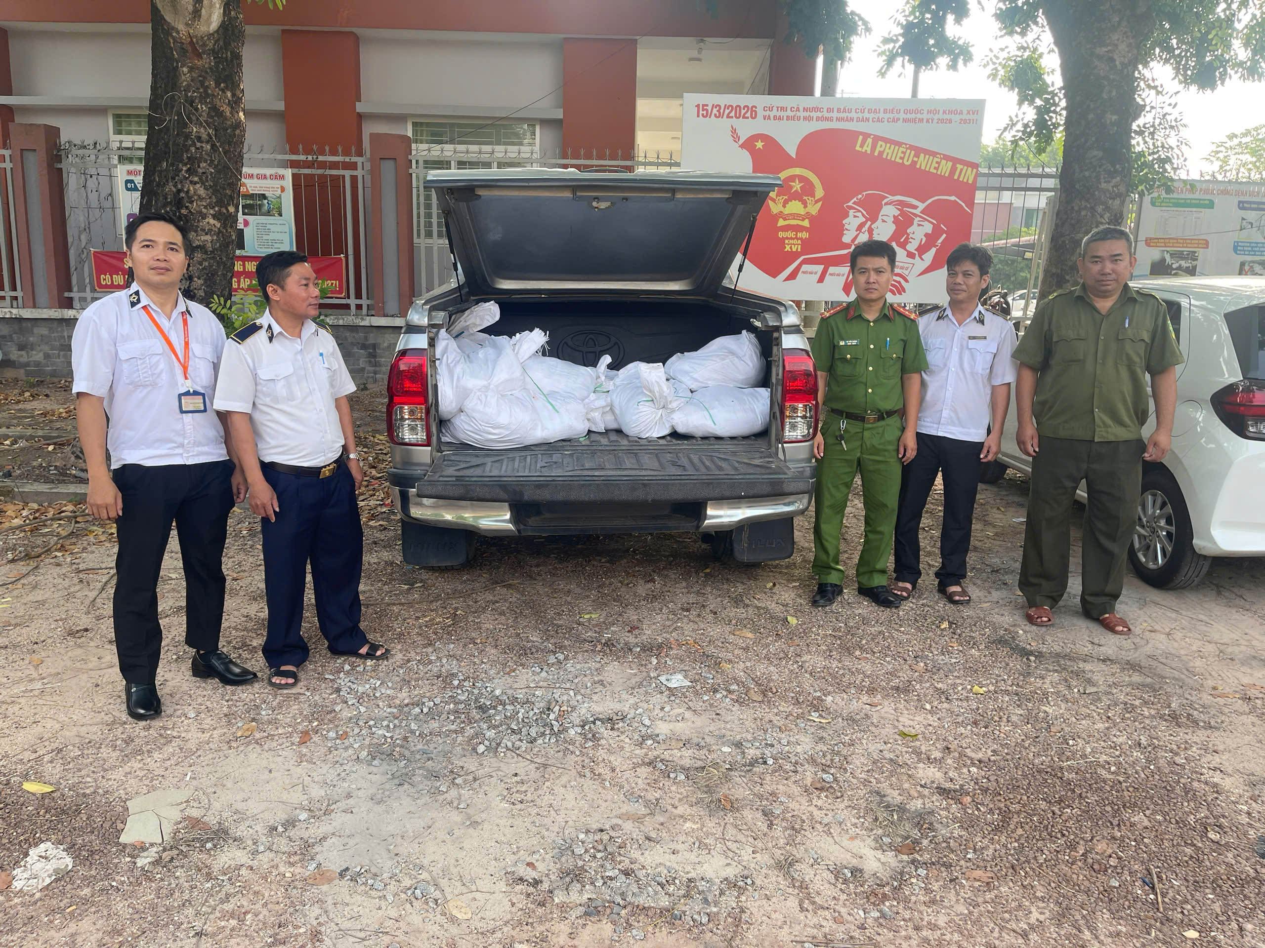 Ngăn chặn 300 kg gà chết vận chuyển trái phép tại TP HCM - Ảnh 1.