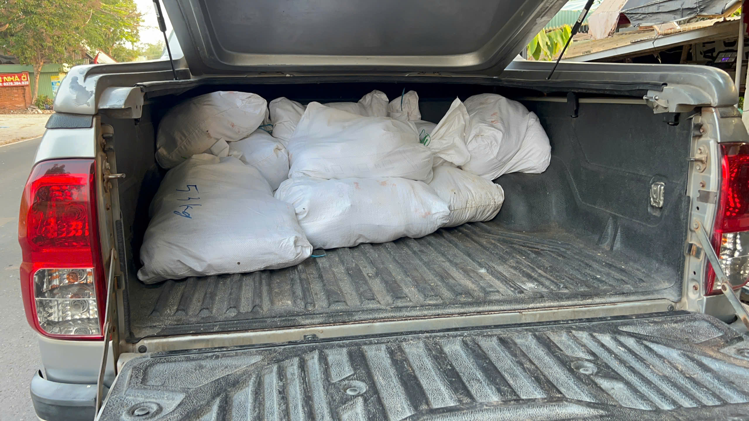 Ngăn chặn 300 kg gà chết vận chuyển trái phép tại TP HCM - Ảnh 2.