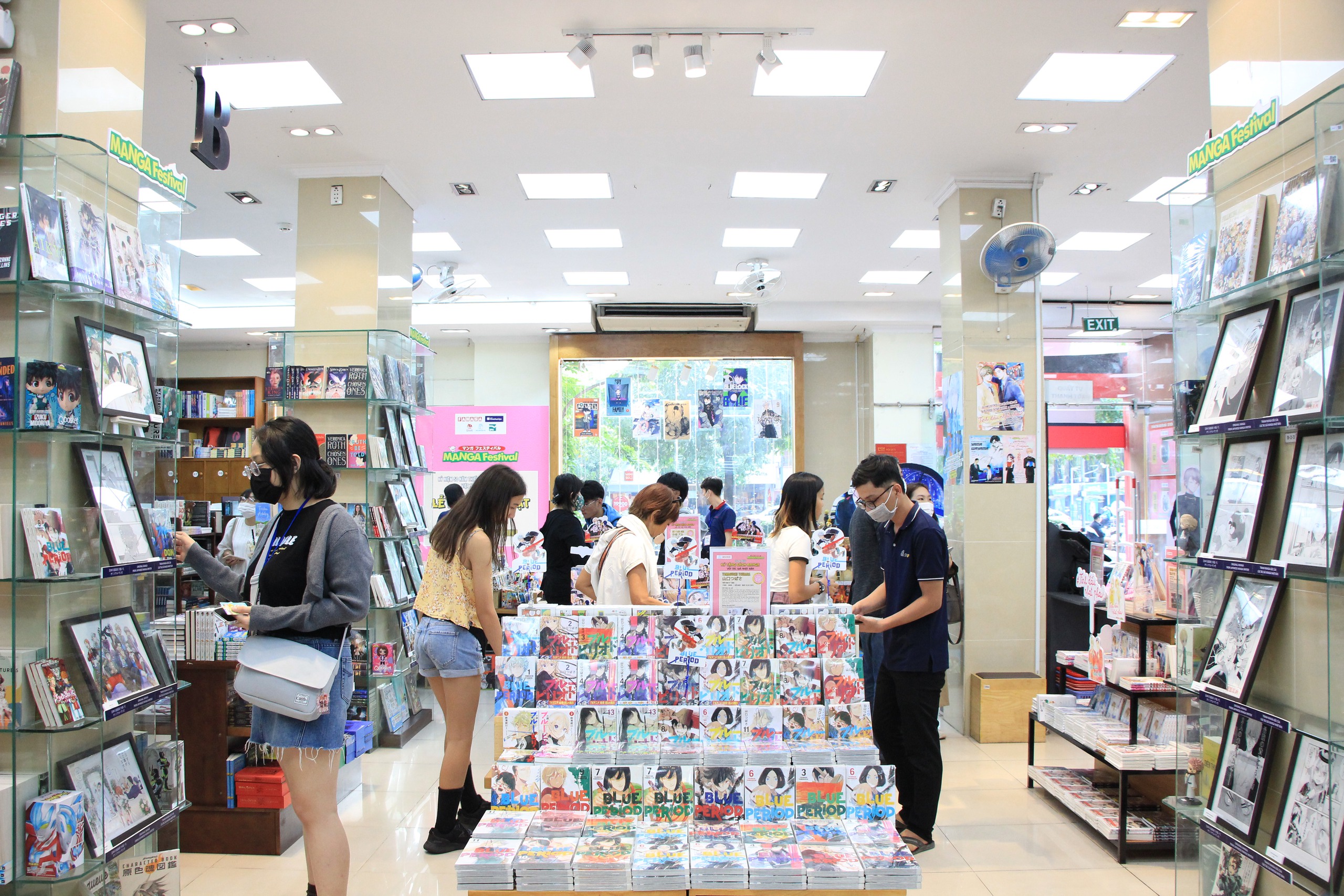 50 tuổi, Fahasa tặng 50 tủ sách và quà tặng cho học sinh nghèo trị giá 4 tỉ đồng  - Ảnh 1.