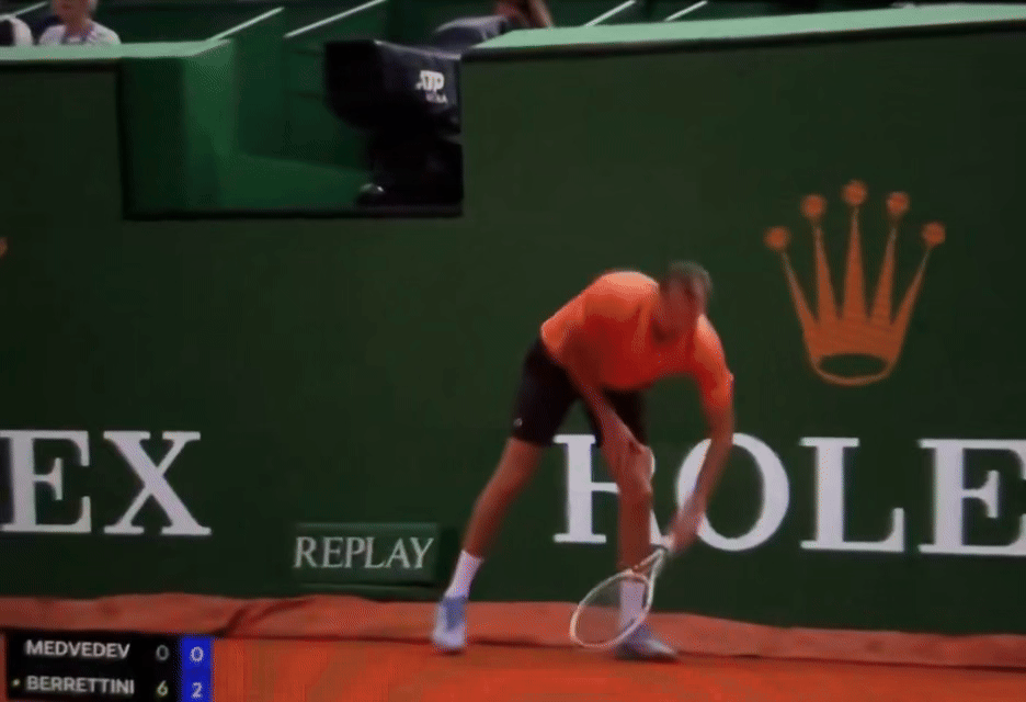 Medvedev lại đập vợt khi thua &ldquo;trắng&rdquo; ở Monte Carlo Masters 2026 - Ảnh 1.