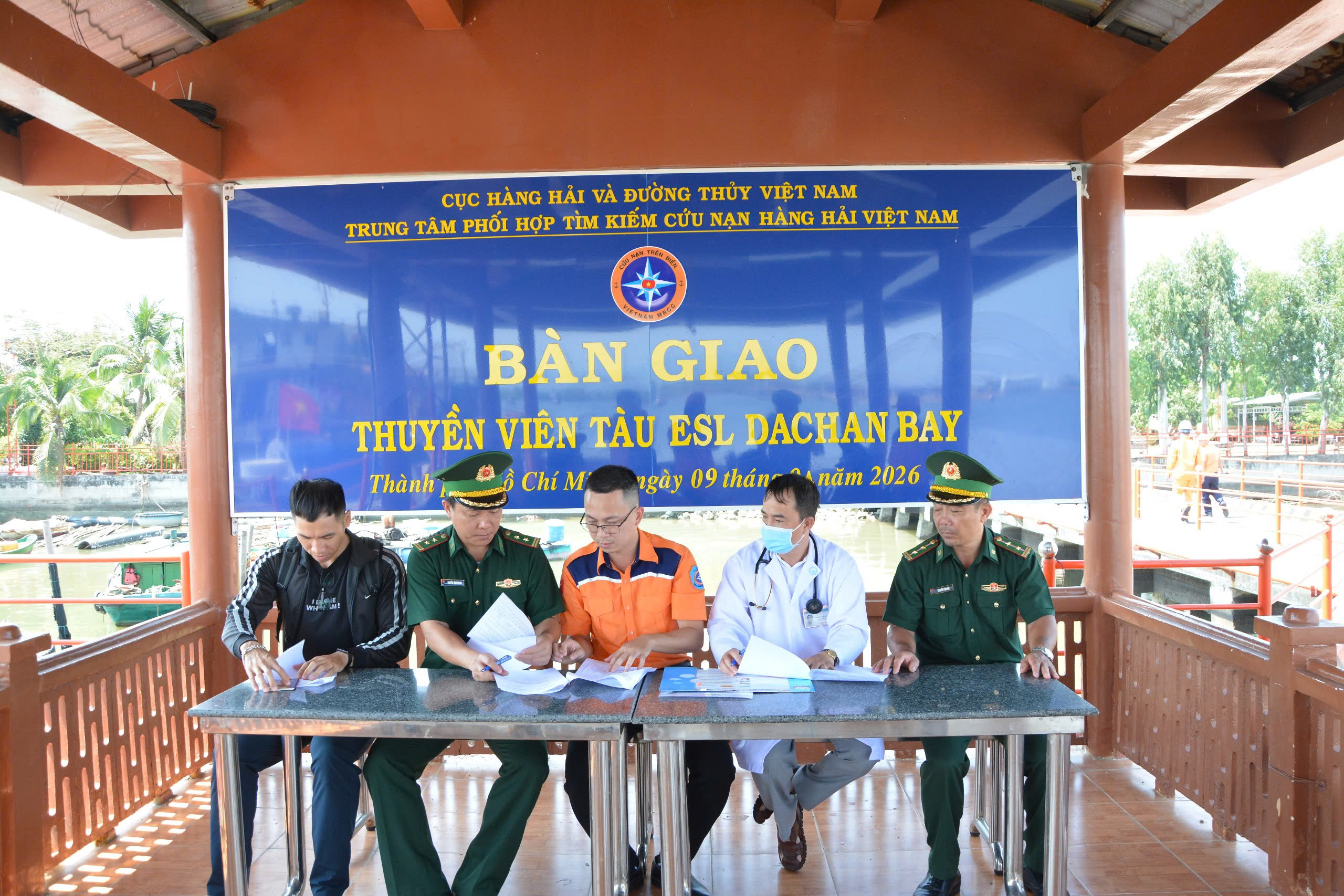 Cứu nạn trên biển kịp thời thuyền viên nước ngòai gặp nguy hiểm tại TPHCM - Ảnh 2. Cứu nạn trên biển kịp thời thuyền viên nước ngòai gặp nguy hiểm tại TPHCM - Ảnh 2.