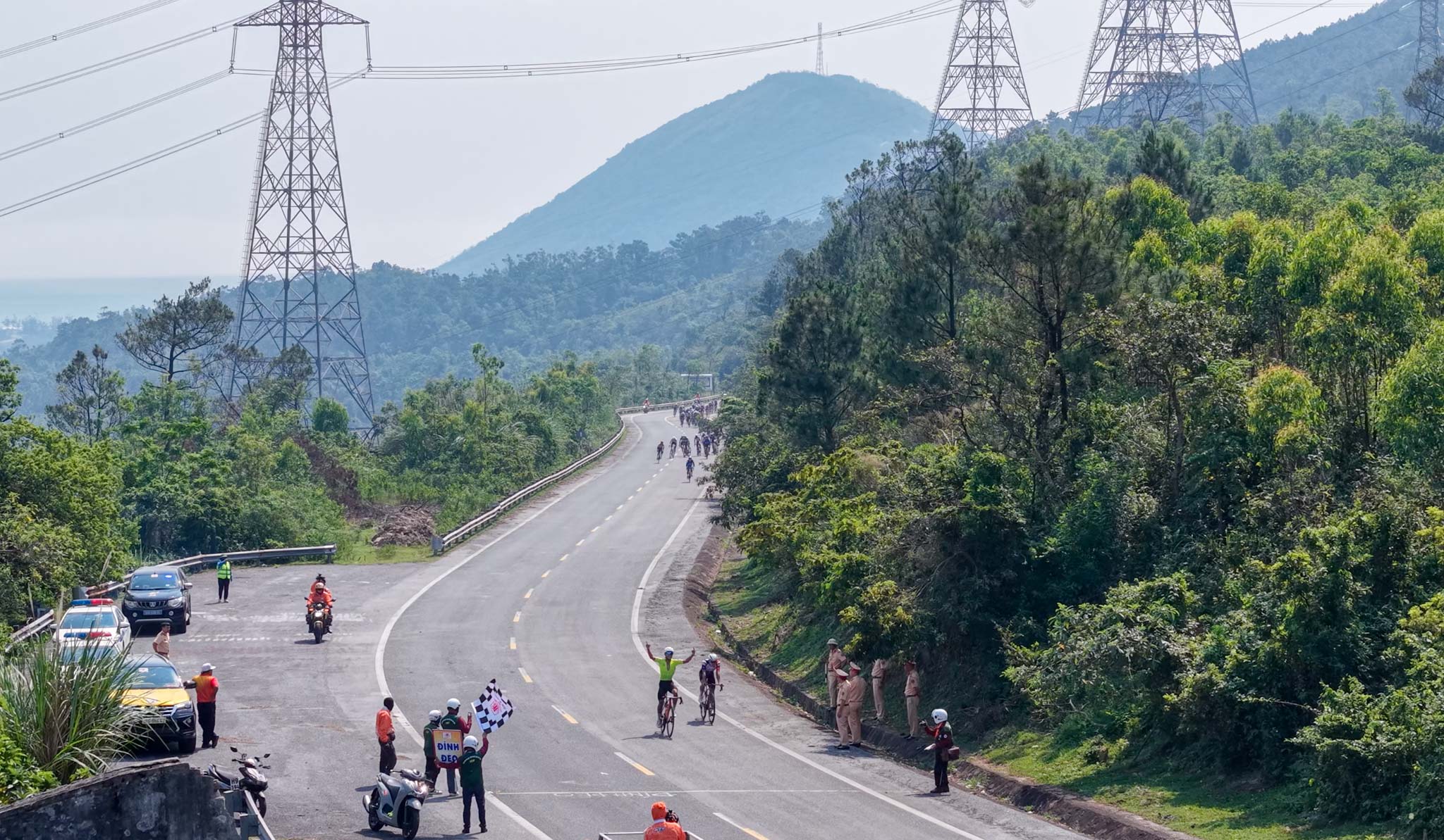 Chặng 7 cuộc đua xe đạp Cúp truyền hình TP HCM 2026: Đặng Thành Được tạm giữ Áo chấm đỏ - Ảnh 9.