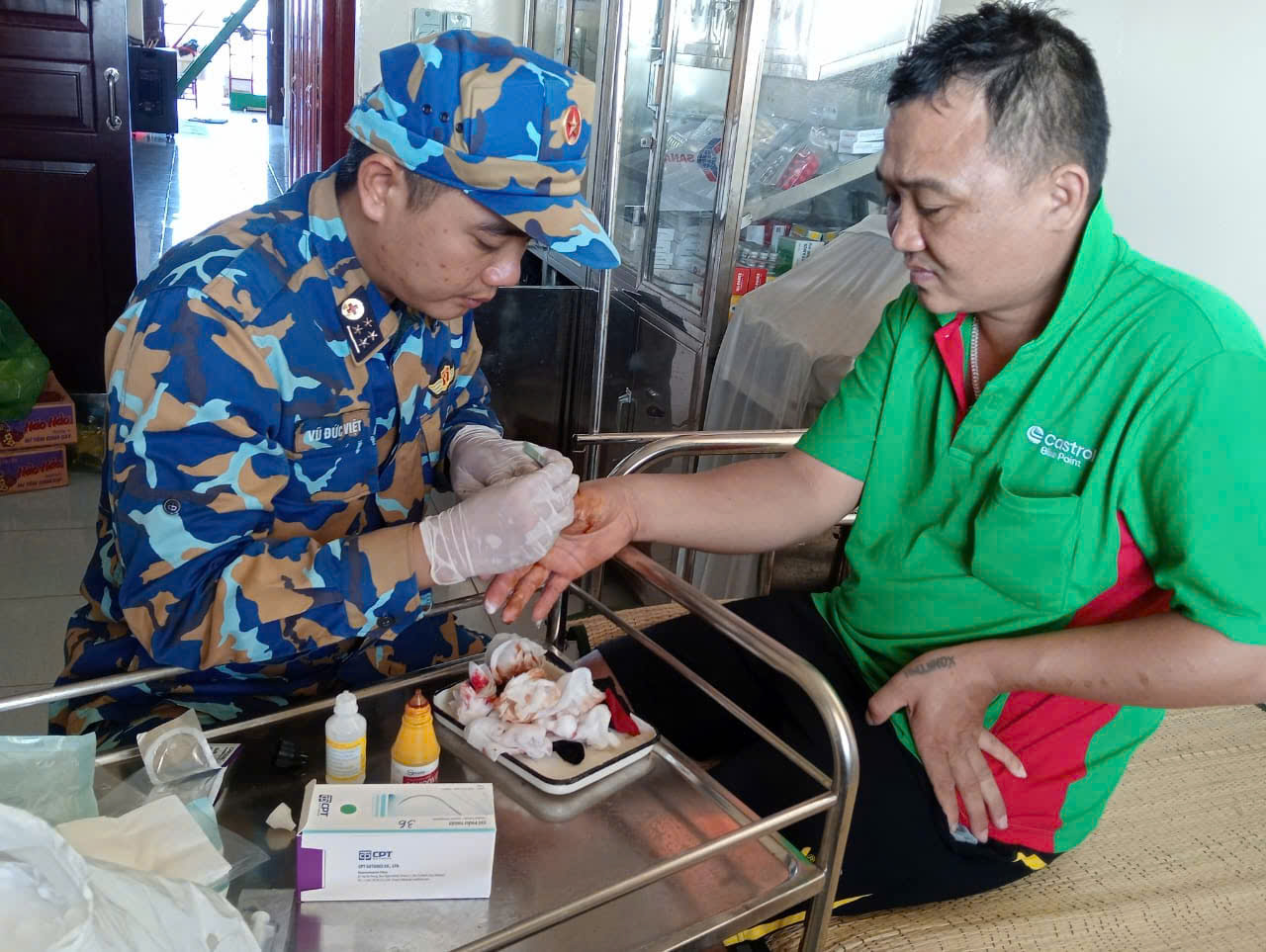 Quân y Nhà giàn DK1/7 kịp thời cứu ngư dân bị cá chình cắn trên biển - Ảnh 1.
