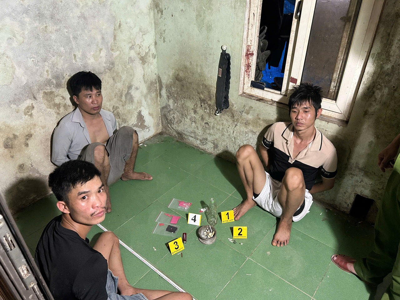 Bắt quả tang ba người đàn ông sử dụng ma túy tại Quảng Trị - Ảnh 1.