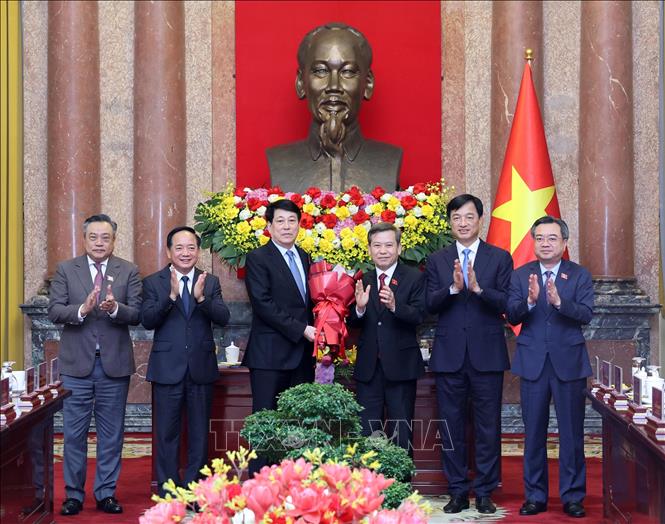 Bàn giao công tác giữa Tổng Bí thư, Chủ tịch nước Tô Lâm và nguyên Chủ tịch nước Lương Cường - Ảnh 4.