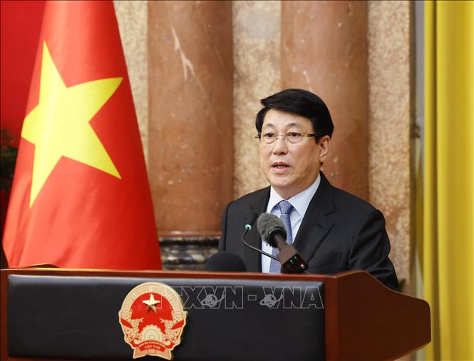 Bàn giao công tác giữa Tổng Bí thư, Chủ tịch nước Tô Lâm và nguyên Chủ tịch nước Lương Cường - Ảnh 2.