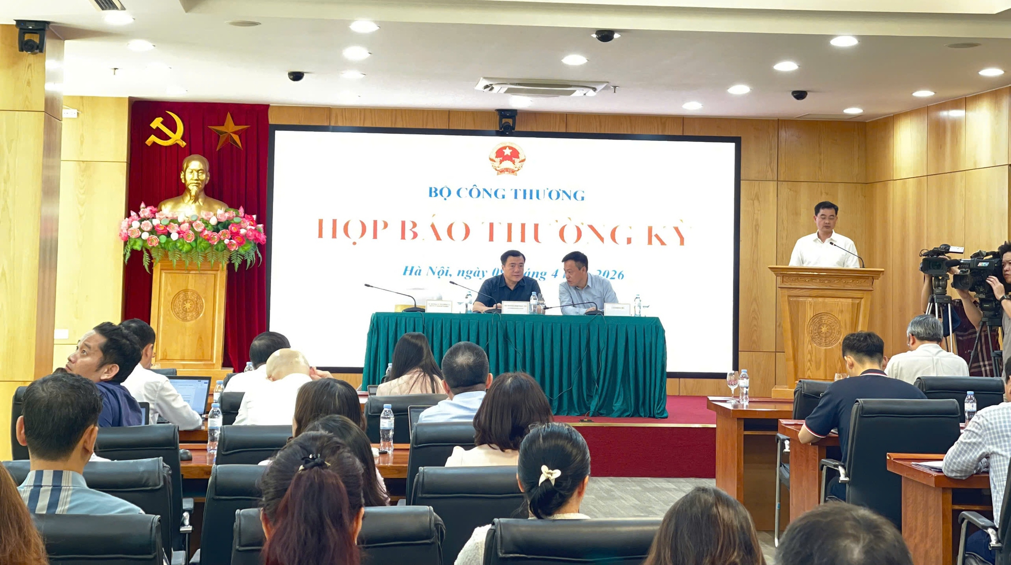 Bộ Công Thương hé lộ lý do điều hành giá xăng dầu vào nửa đêm - Ảnh 1.