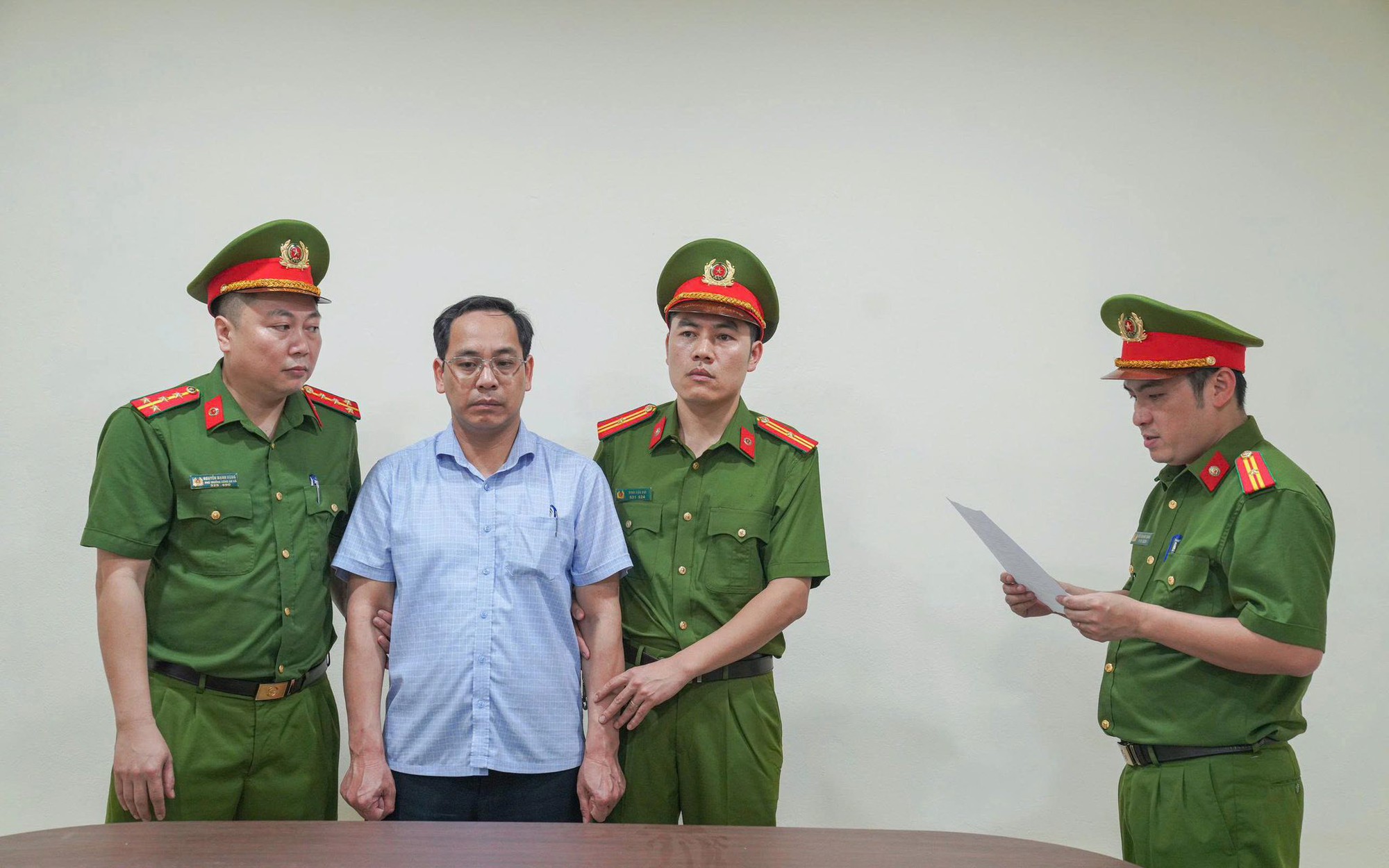 Bắt một nguy&ecirc;n một hiệu trưởng  - Ảnh 2.