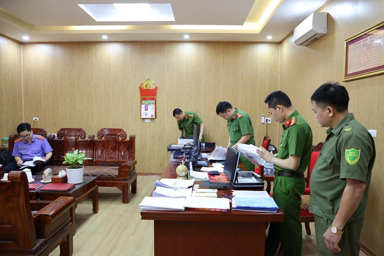 Cận cảnh khám xét, bắt giữ Giám đốc Trung tâm trợ giúp xã hội  - Ảnh 3.