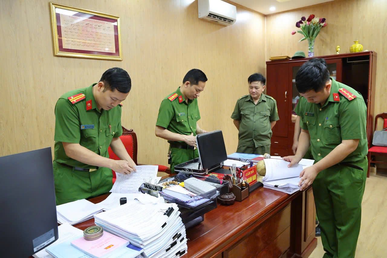 Cận cảnh khám xét, bắt giữ Giám đốc Trung tâm trợ giúp xã hội  - Ảnh 4.