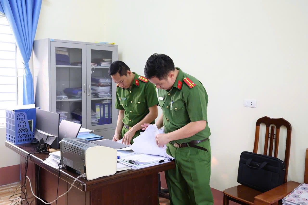 Cận cảnh khám xét, bắt giữ Giám đốc Trung tâm trợ giúp xã hội  - Ảnh 5.