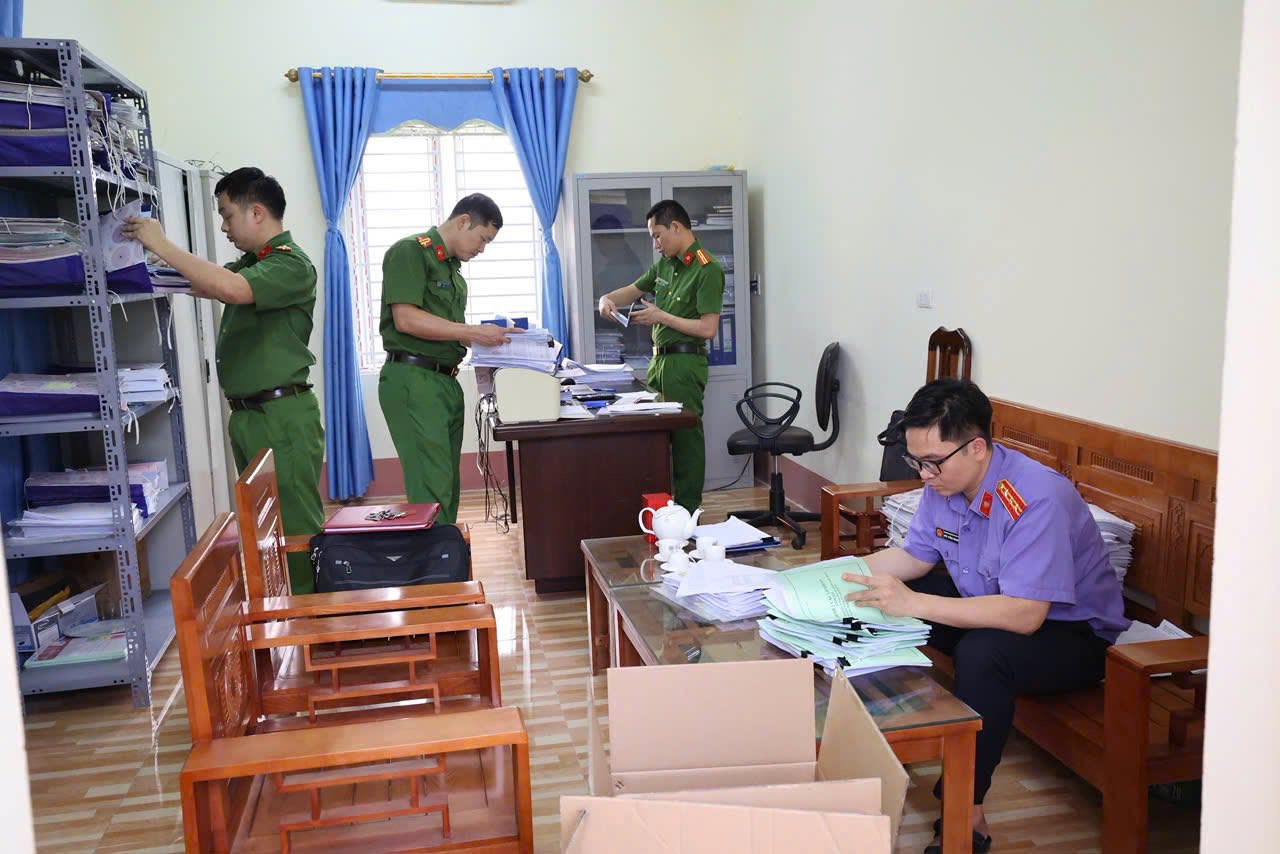 Cận cảnh khám xét, bắt giữ Giám đốc Trung tâm trợ giúp xã hội  - Ảnh 6.