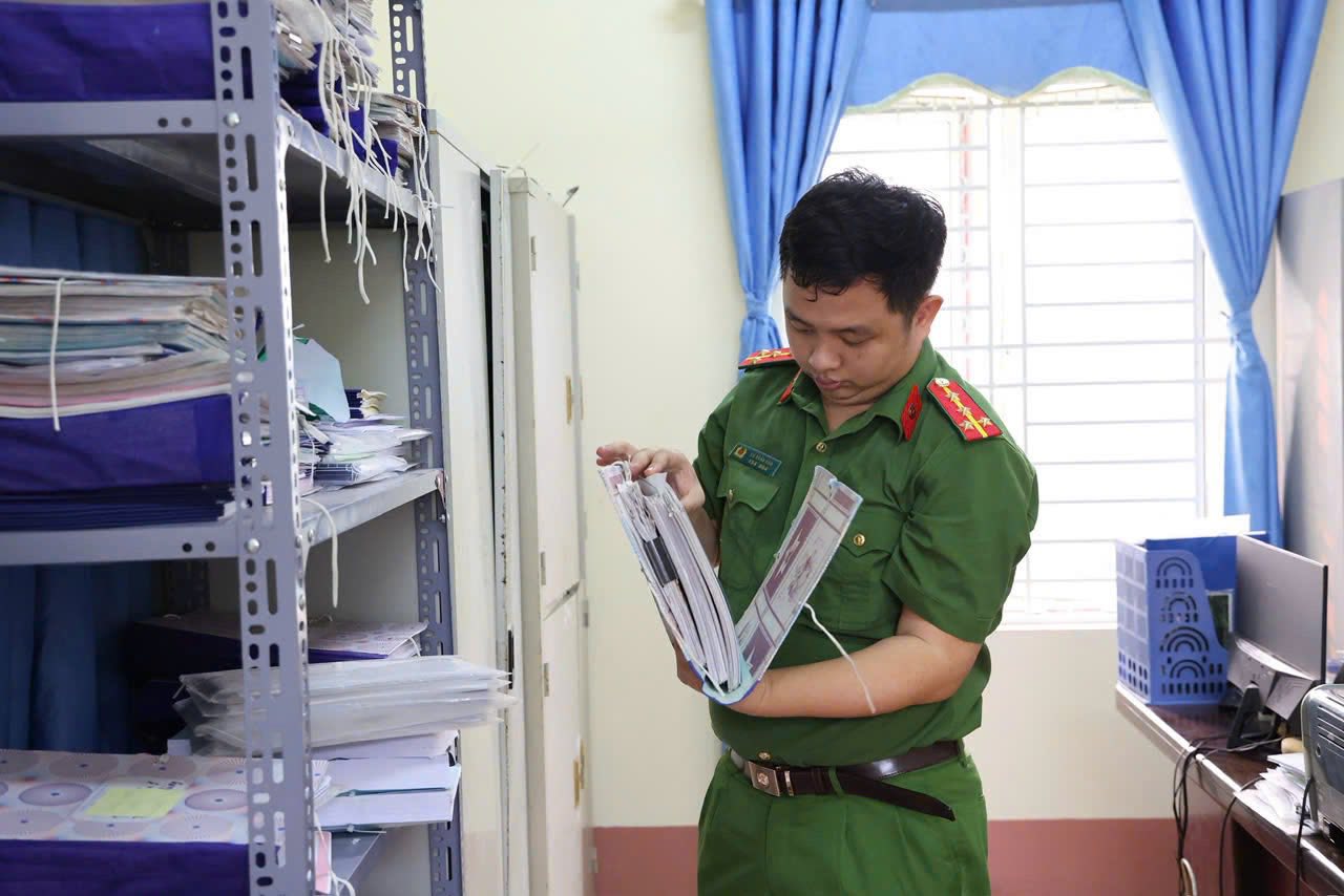 Cận cảnh khám xét, bắt giữ Giám đốc Trung tâm trợ giúp xã hội  - Ảnh 7.