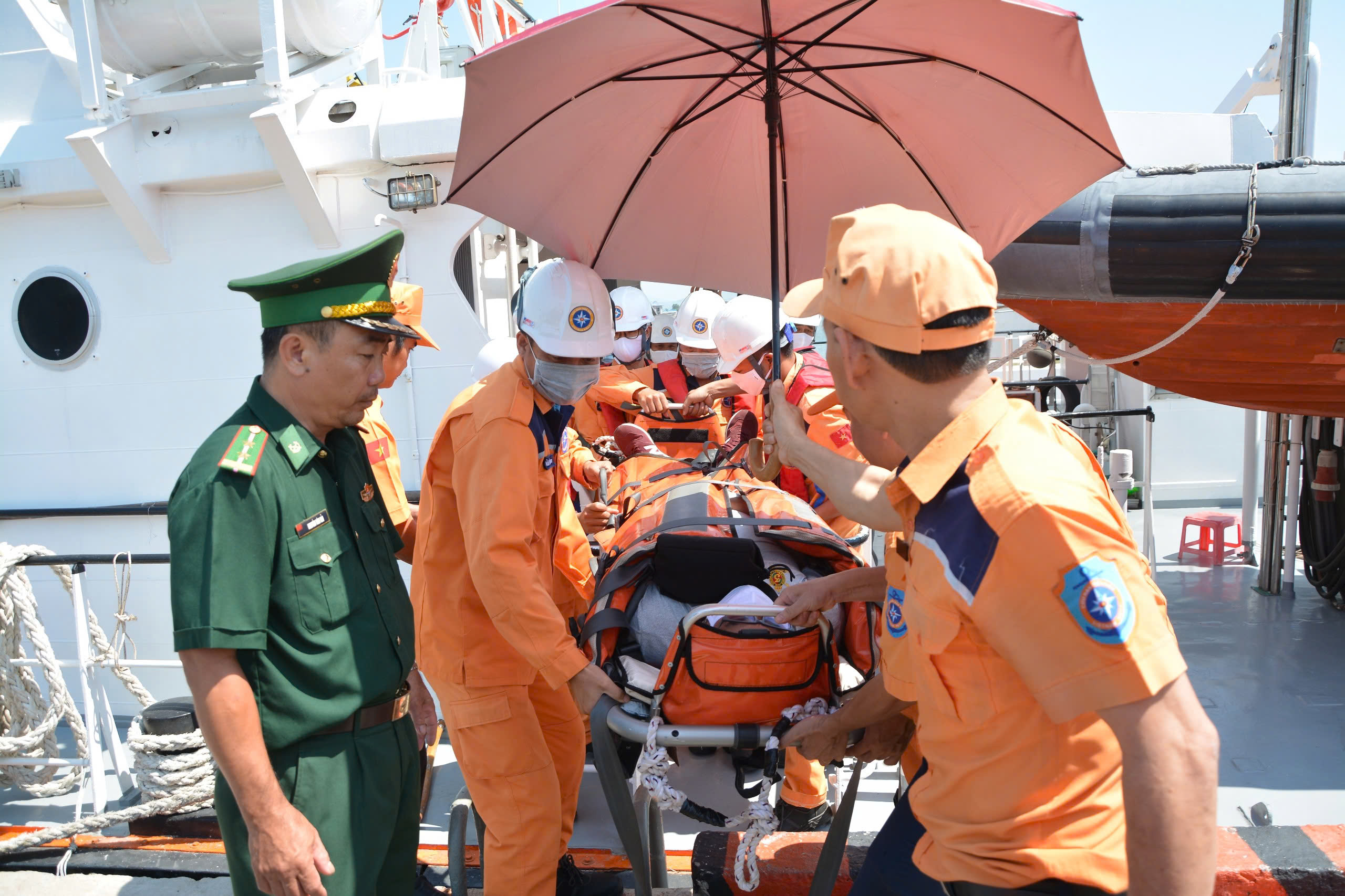 Cứu nạn trên biển kịp thời thuyền viên nước ngòai gặp nguy hiểm tại TPHCM - Ảnh 1. Cứu nạn trên biển kịp thời thuyền viên nước ngòai gặp nguy hiểm tại TPHCM - Ảnh 1.