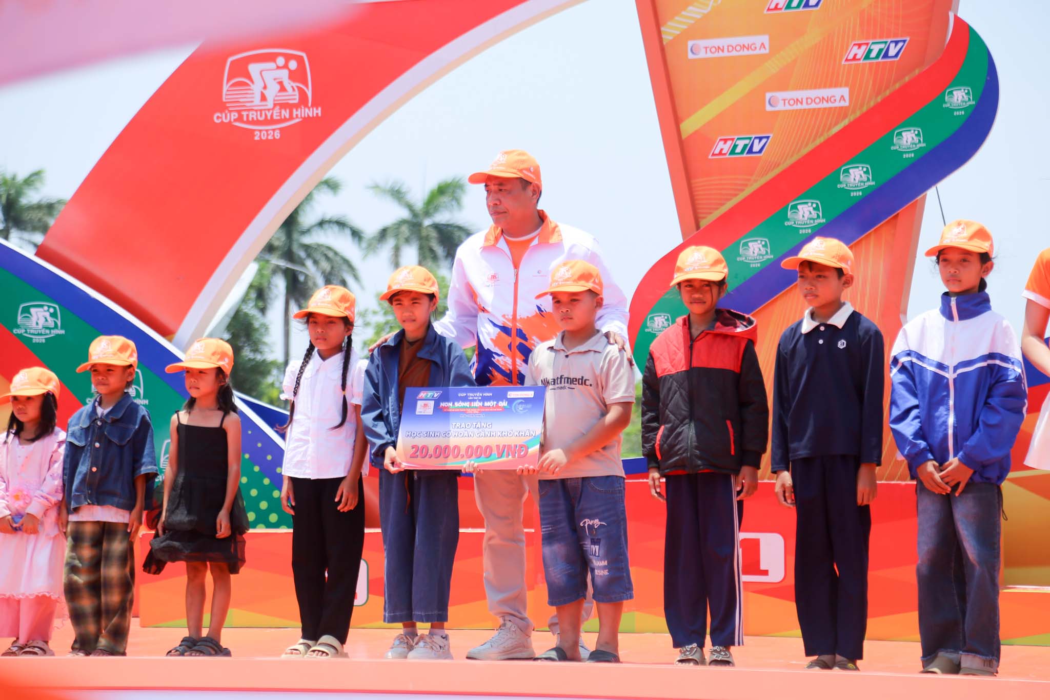 Chặng 7 cuộc đua xe đạp Cúp truyền hình TP HCM 2026: Đặng Thành Được tạm giữ Áo chấm đỏ - Ảnh 15.